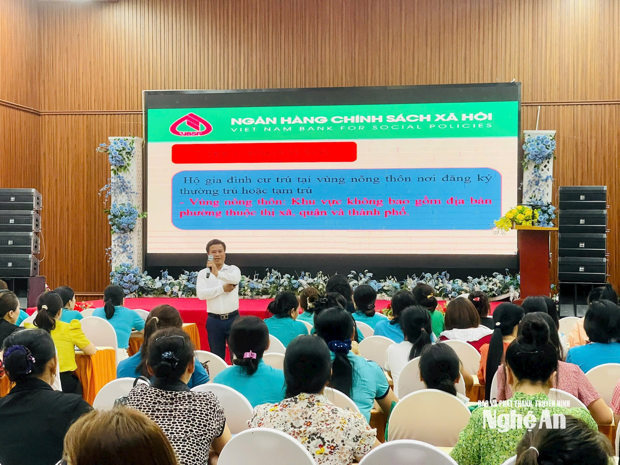 Báo cáo viên Ngân hàng Chính sách xã hội tỉnh chia sẻ kinh nghiệm trong thực hiện nguồn ủy thác vay vốn.