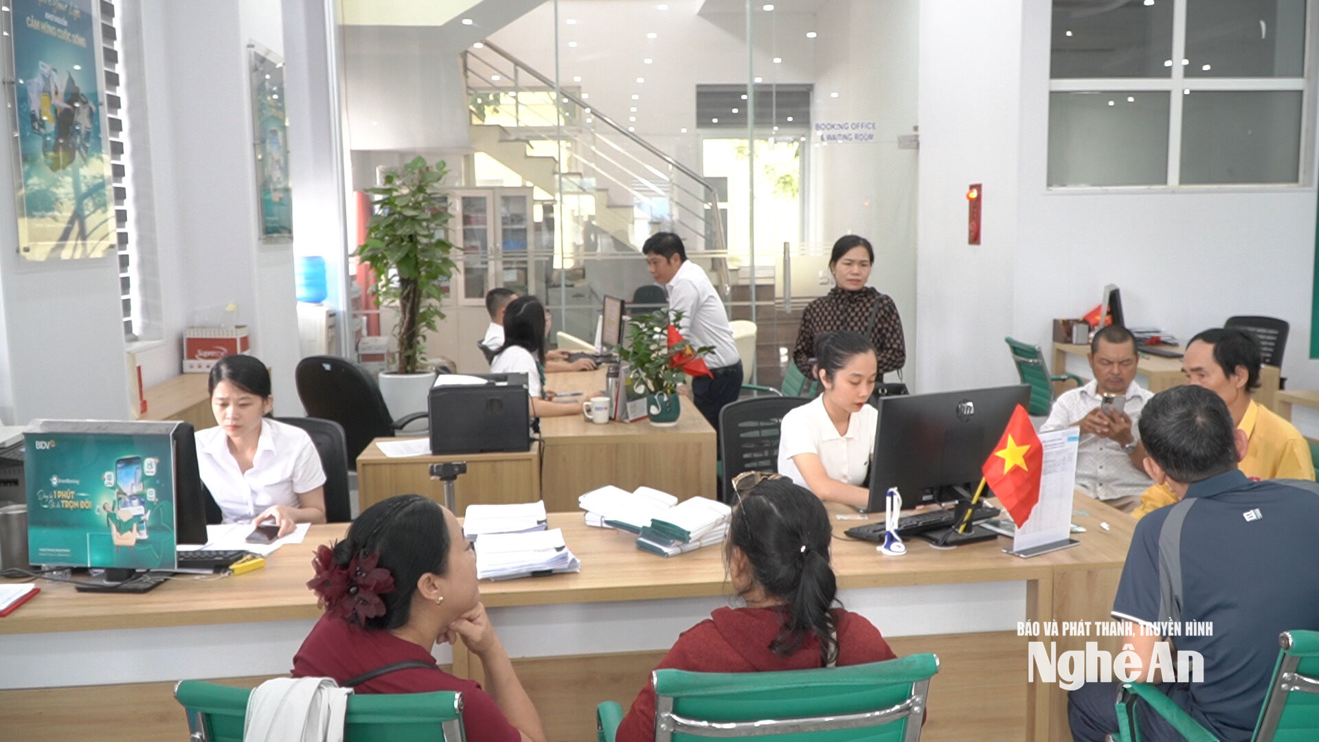 Cảnh giao dịch tại ngân hàng