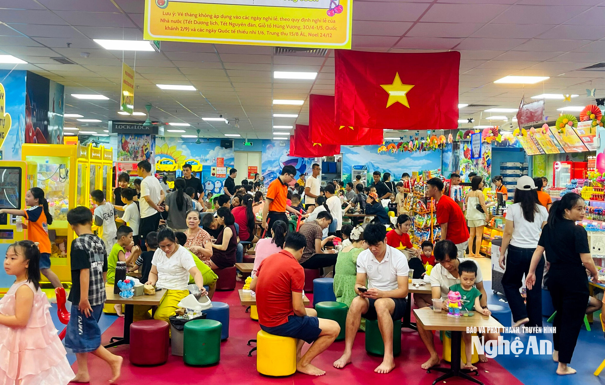 Theo ghi nhận của P.V, trong dịp nghỉ lễ Quốc khánh 2/9, các siêu thị, trung tâm thương mại trên địa bàn Nghệ An thu hút đông người dân đến mua sắm, vui chơi. Trong ảnh: Một nhà sách trên đường Trần Phú, đông nghẹt khách trong sáng 1/9. Ảnh: Q.A