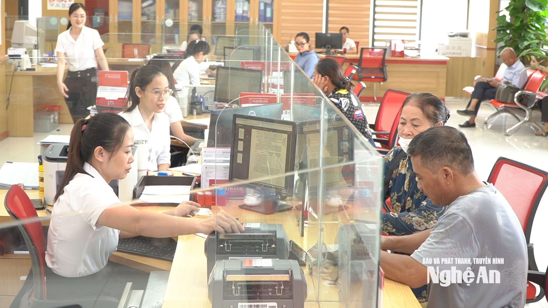 Các ngân hàng đưa ra các gói tài chính hỗ trợ người dân, doanh nghiệp. Ảnh Kim Hoa
