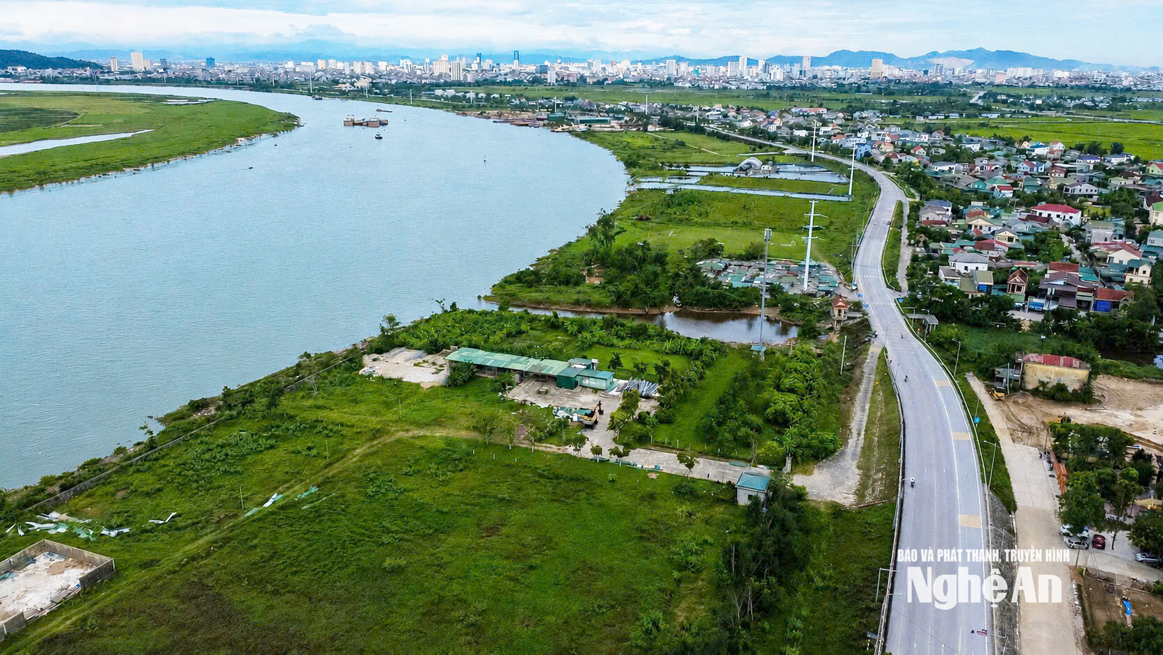 Đường ven sông Lam1