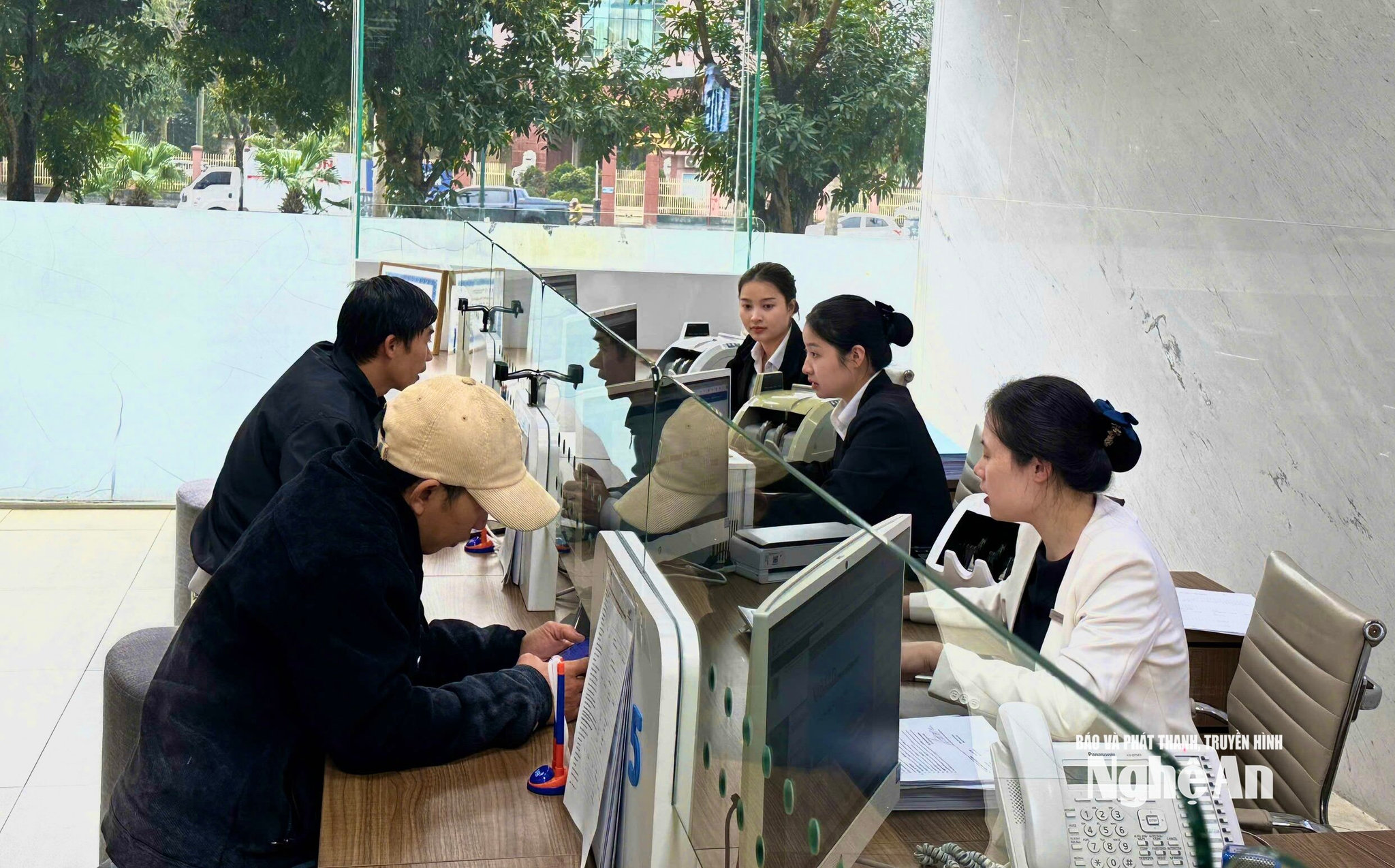 Giao dịch tại một chi nhánh Ngân hàng thương mại ở Nghệ An. Ảnh PV