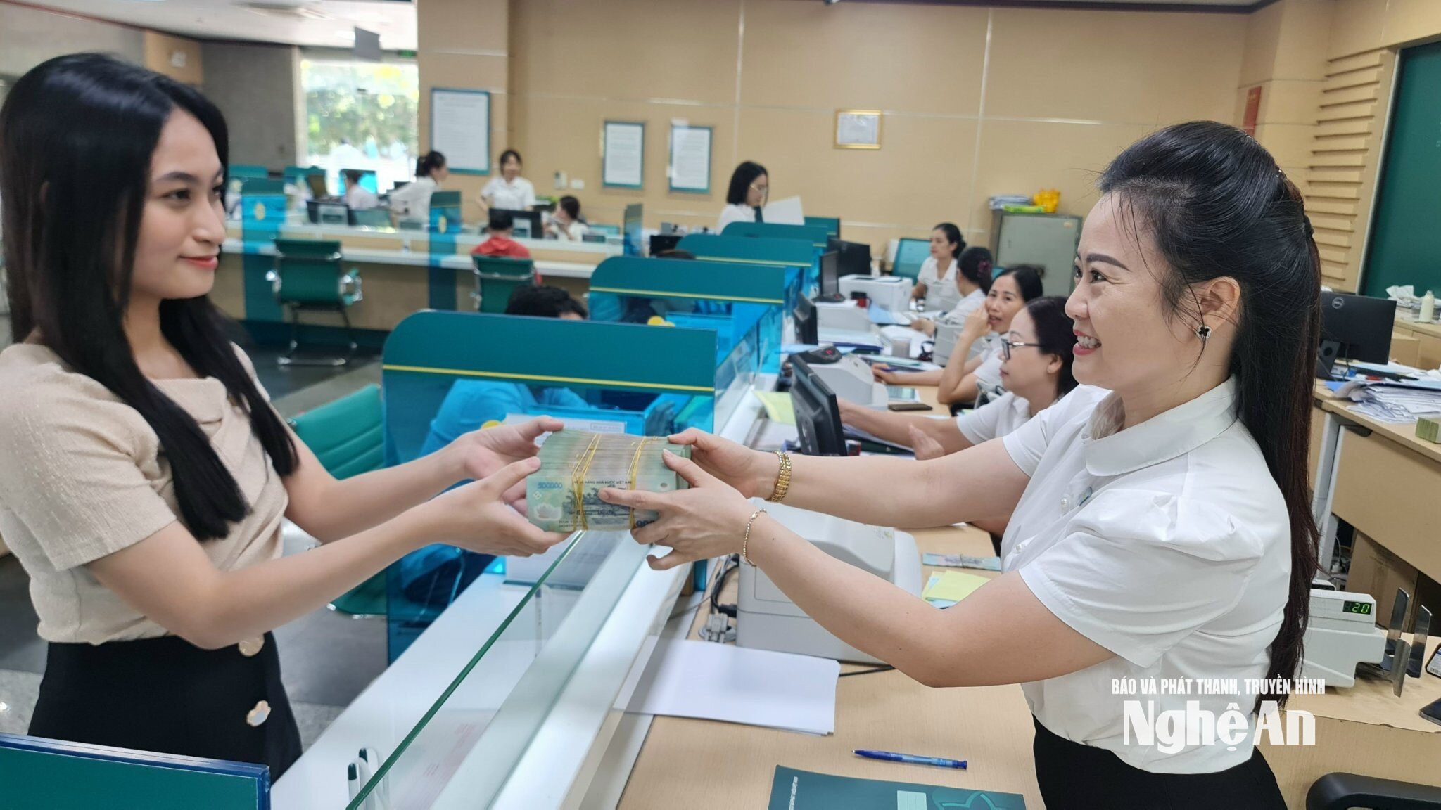 Giao dịch tại Ngân hàng BIDV chi nhánh Nghệ An. Ảnh Thu Huyền