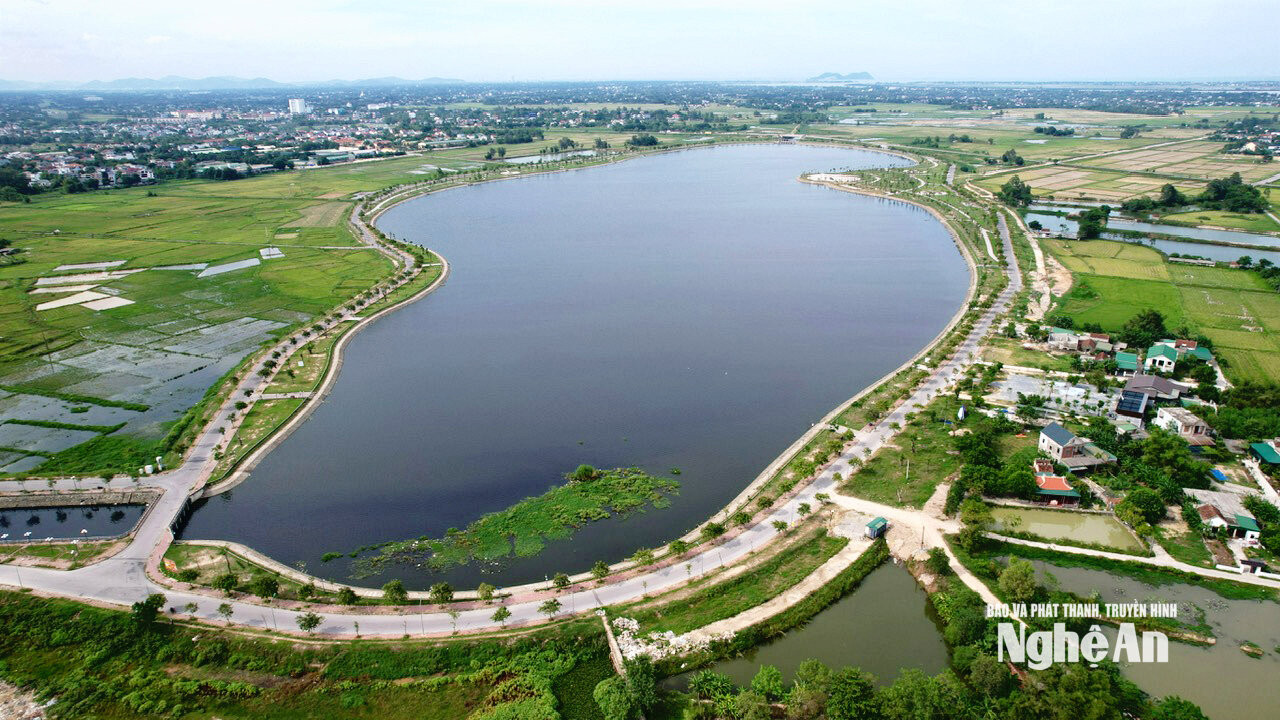Hồ Điều hòa ở phường Trường Vinh. Ảnh: Trân Châu