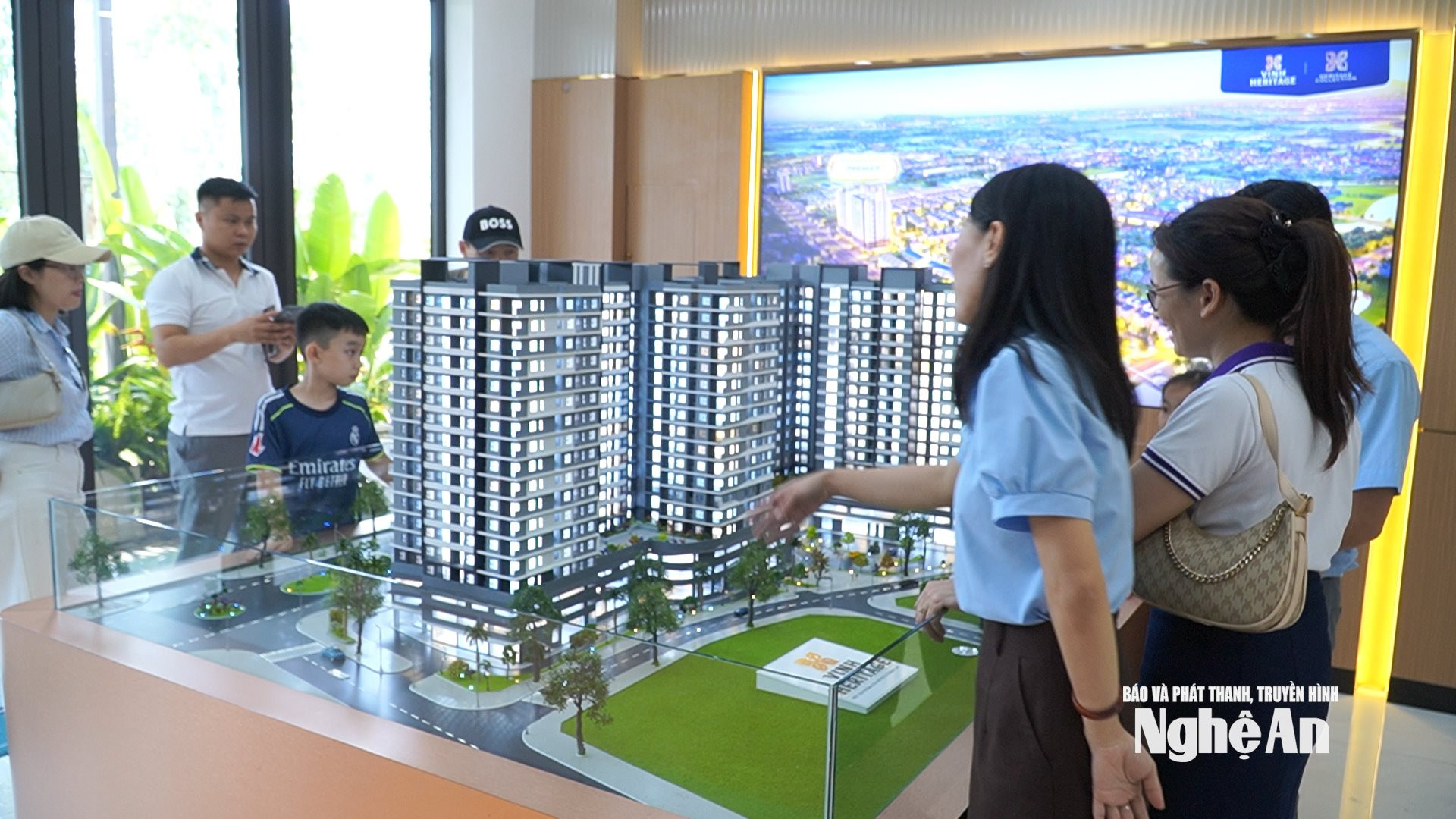 Khách hàng tìm hiểu thực tế tại các dự án bất động sản. Ảnh Kim Hoa