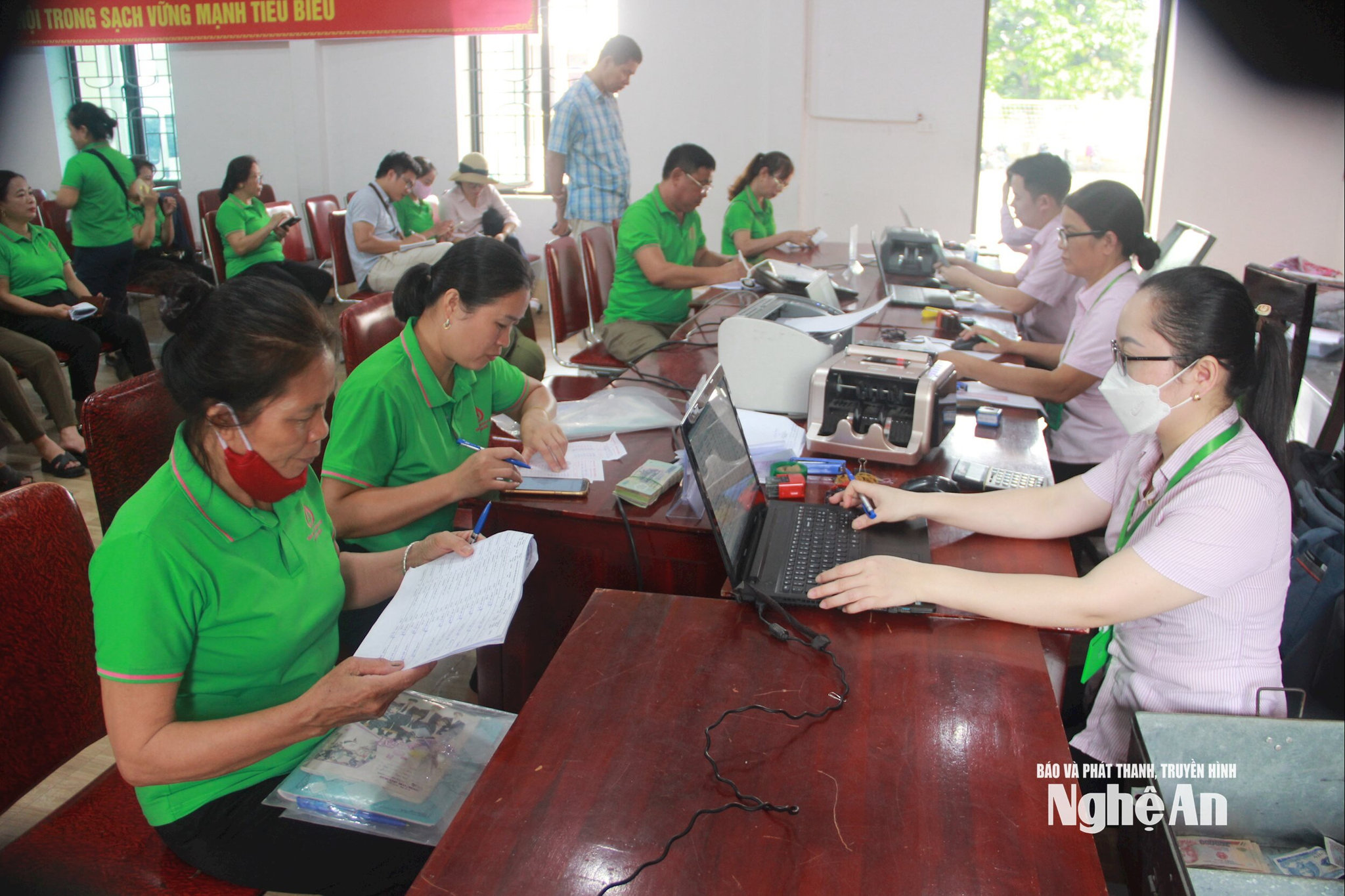Người dân làm thủ tục vay vốn tại Ngân hàng Chính sách xã hội. Ảnh Quang An
