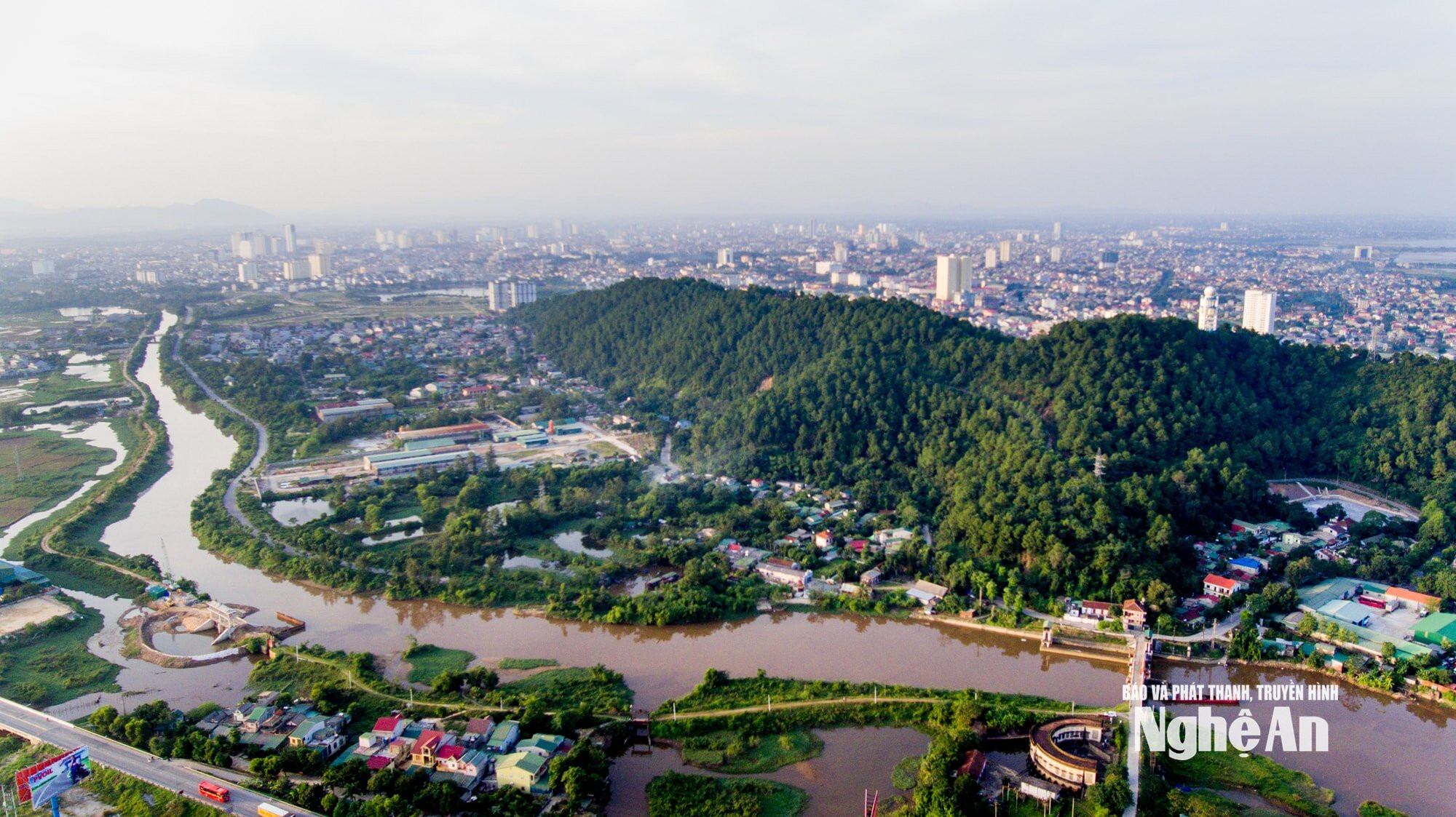Sông Vinh sẽ được cải tạo và nâng cấp khi triển khai Hợp phần 3 của Dự án Hạ tầng ưu tiên và phát triển đô thị thích ứng với biến đổi khí hậu thành phố Vinh. Ảnh Thành Cường
