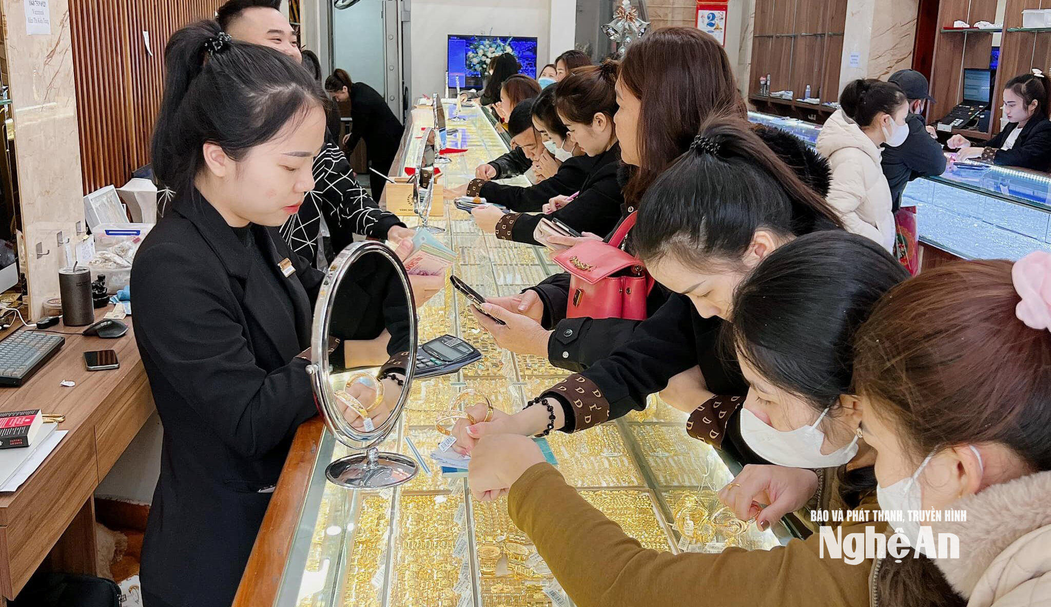 Thị trường vàng tại Nghệ An tạm thời chưa có nhiều biến động. Ảnh TP