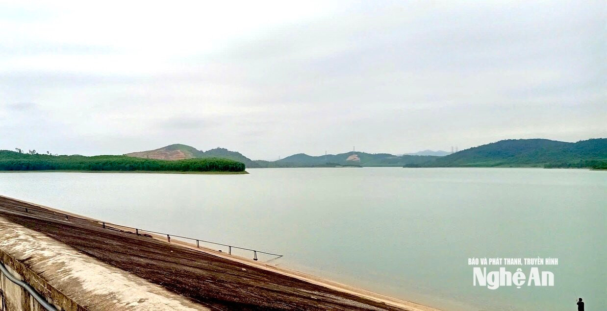 Hồ chứa nước Vực Mấu, phường Hoàng Mai, có dung tích 75 triệu m³. Ảnh: Văn Trường