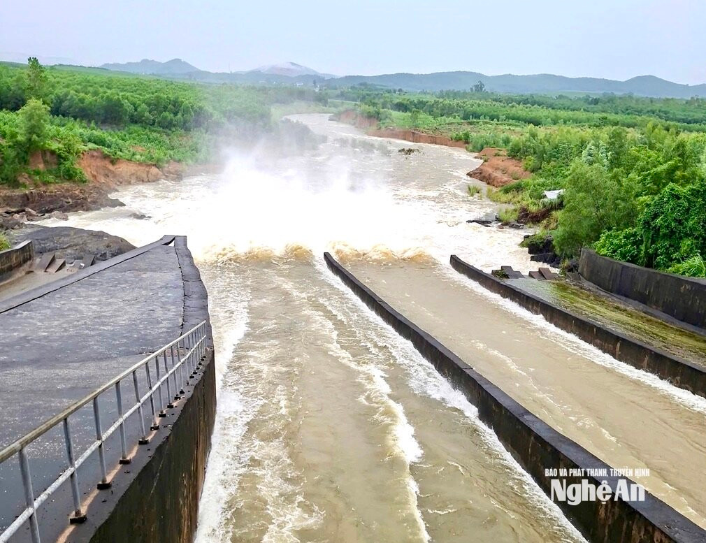 Hồ chứa nước Vực Mấu vẫn đang xả tràn để đón lũ. Ảnh: Văn Trường