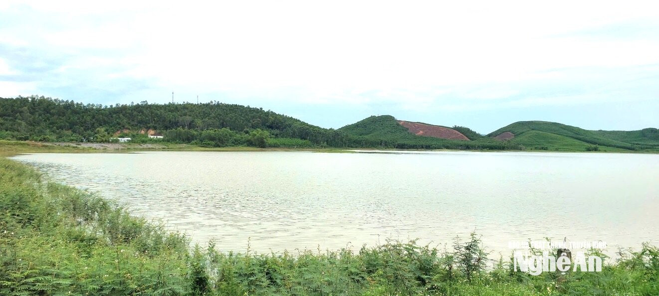 Hồ chứa Đồng Rậm, xóm Yên Khánh, xã Hùng Châu ách yếu cần được nâng cấp. Ảnh: Văn Trường