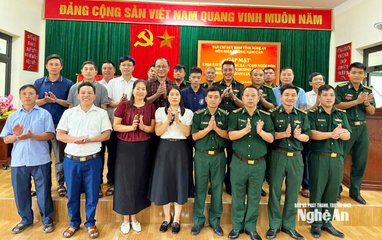 Cán bộ Đồn biên phòng Nậm Càn cùng đại diện lãnh đạo địa phương và thầy cô giáo gặp mặt động viên Thò Bá Xa trước khi lên đường học Đại học. Ảnh GH