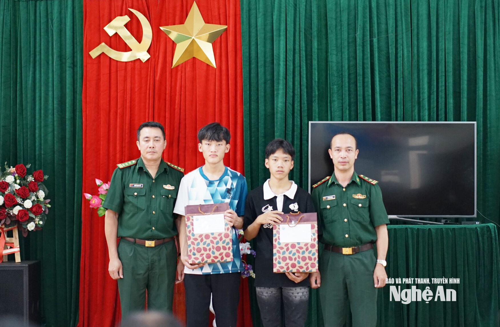 Cán bộ Đồn biên phòng Nậm Càn trao quà động viên các con nuôi (Thò Bá Xa đứng thứ hai phải sang). Ảnh tư liệu GH
