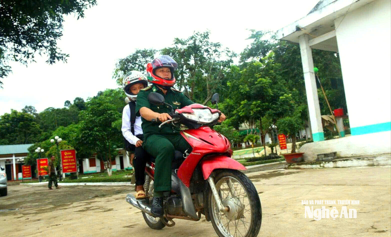 Những ngày còn ở với các bố nuôi ở Đồn biên phòng Nậm Càn, Thò Bá Xa được các bố chở đi học hàng ngày. Ảnh tư lịệu Đào Thọ