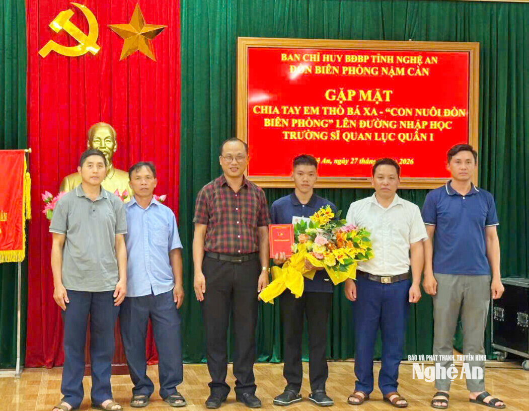 Thò Bá Xa nhận được nhiều sự động viên trước khi lên đường nhập học Trường Sĩ Quan lục quân 1. Ảnh GH