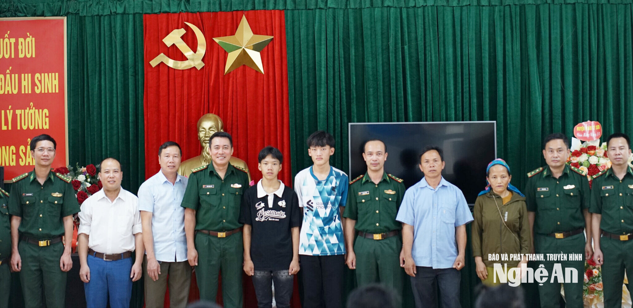 Thò Bá Xa ( thứ 5 trái sang) là con nuôi đầu tiên của Đồn biên phòng Nậm Càn đâụ đại học. Ảnh GH