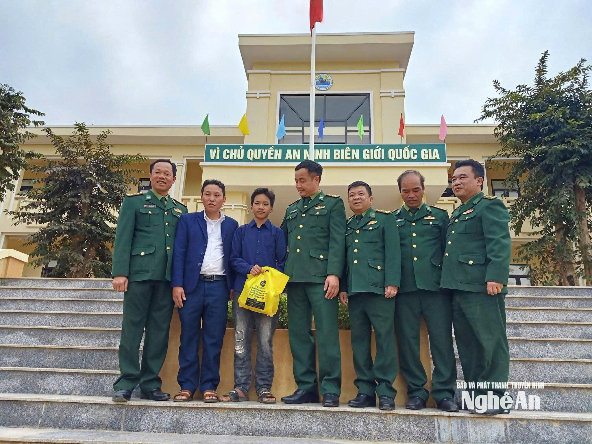 Thò Bá Xa (thứ ba trái sang) luôn nhân được sự động viên từ những bố nuôi biên phòng trong chặng đường học tập và rèn luyện. Ảnh KL