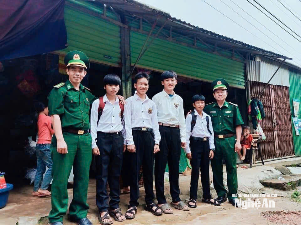 Thò Bá Xa ( thứa ba trái sang) và các bạn cùng cảnh ngộ luôn được các bố nuôi biên phòng chăm sóc. Ảnh GH