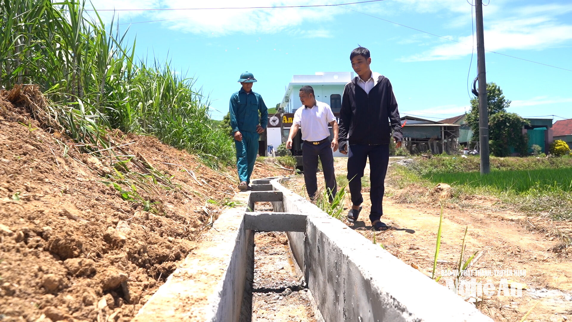 Cán bộ khối, xóm trực tiếp kiểm tra các công trình đầu tư trên địa bàn. Ảnh: Kim Hoa