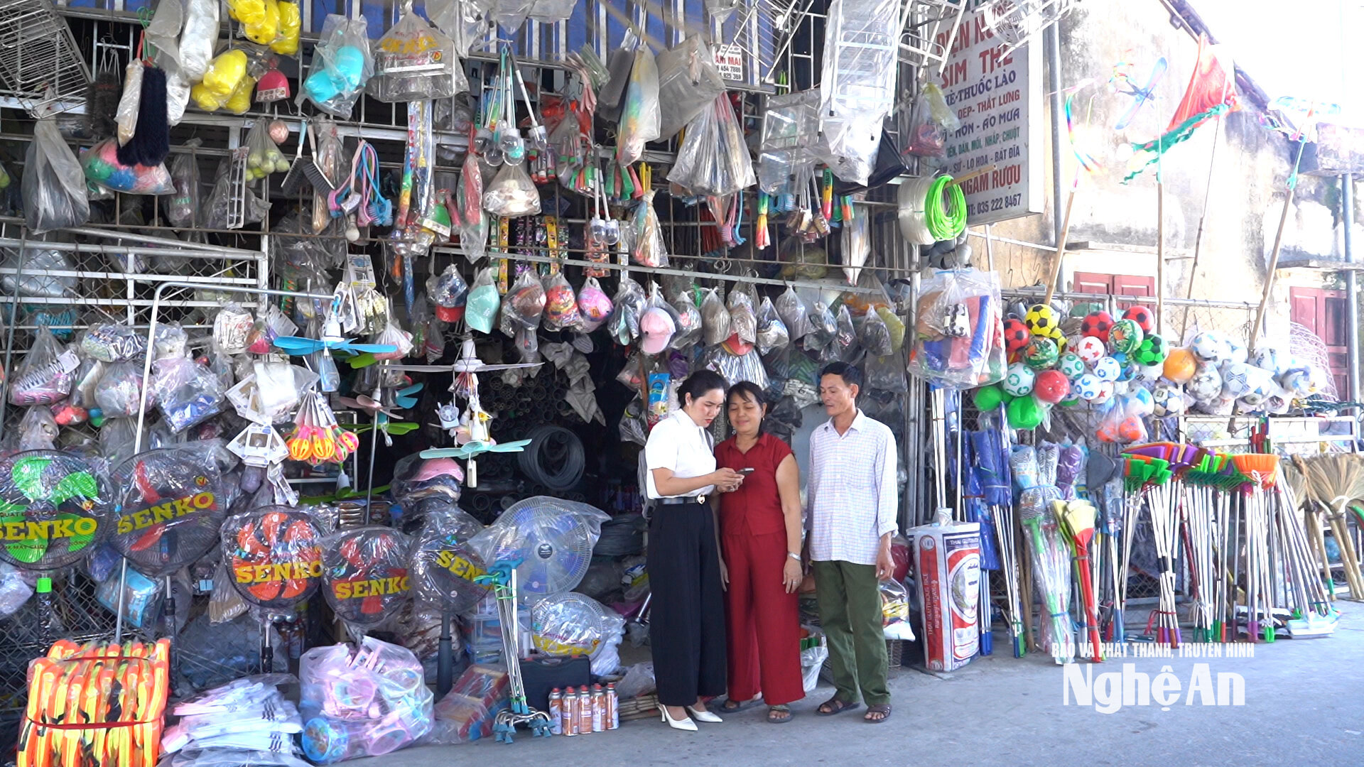 Chị Vũ Thị Lan trực tiếp hướng dẫn người dân về chuyển đổi số. Ảnh: Lang Linh