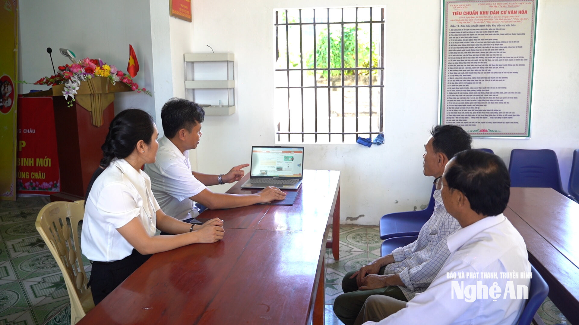 Ban xây dựng Đảng xã Hùng Châu hướng dẫn số hóa hồ sơ Đảng viên tại các chi bộ. Ảnh: Kim Hoa