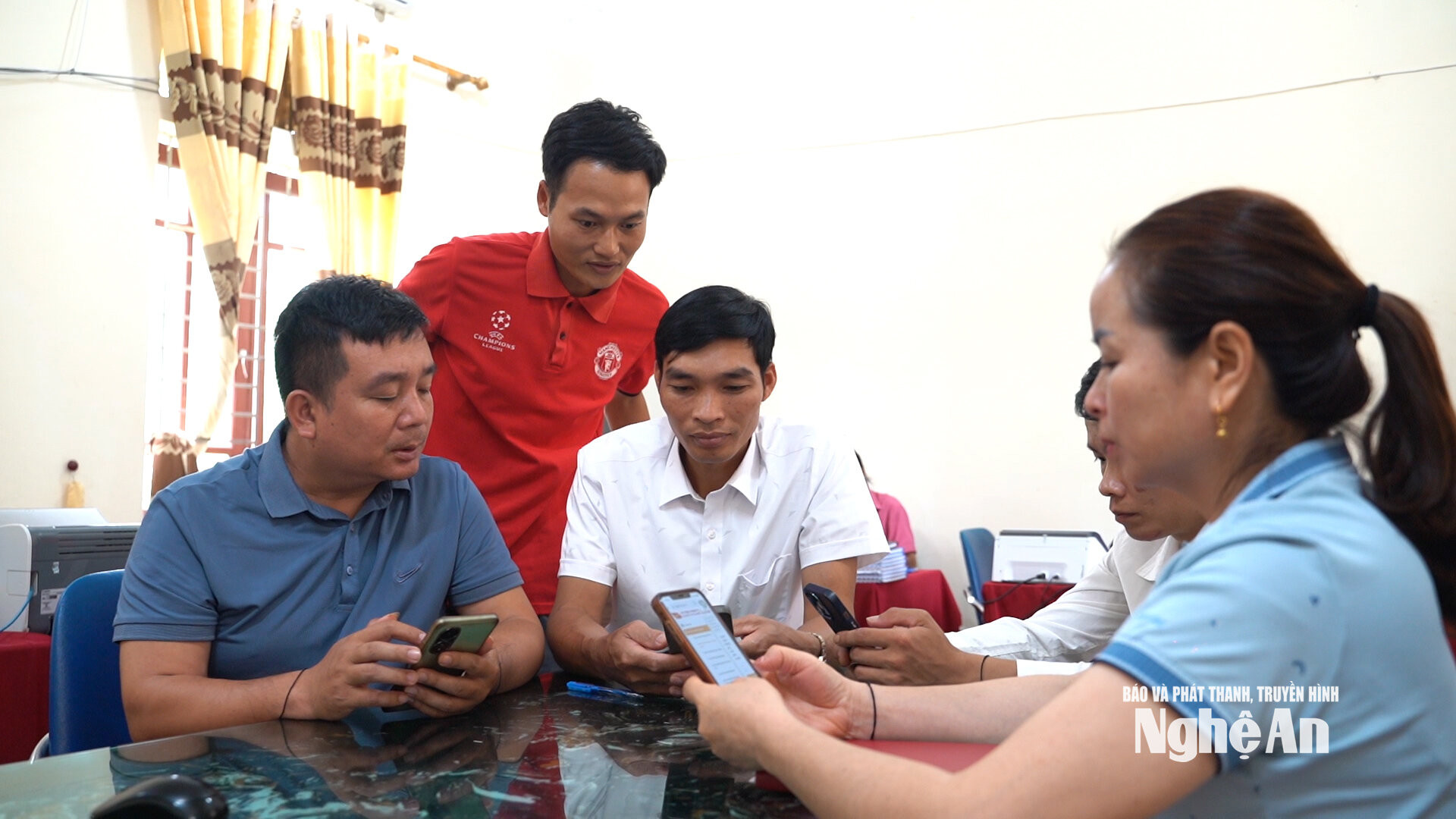 Cán bộ khối, xóm họp bàn kế hoạch triển khai các hoạt động tại cộng đồng. Ảnh: Lang Linh