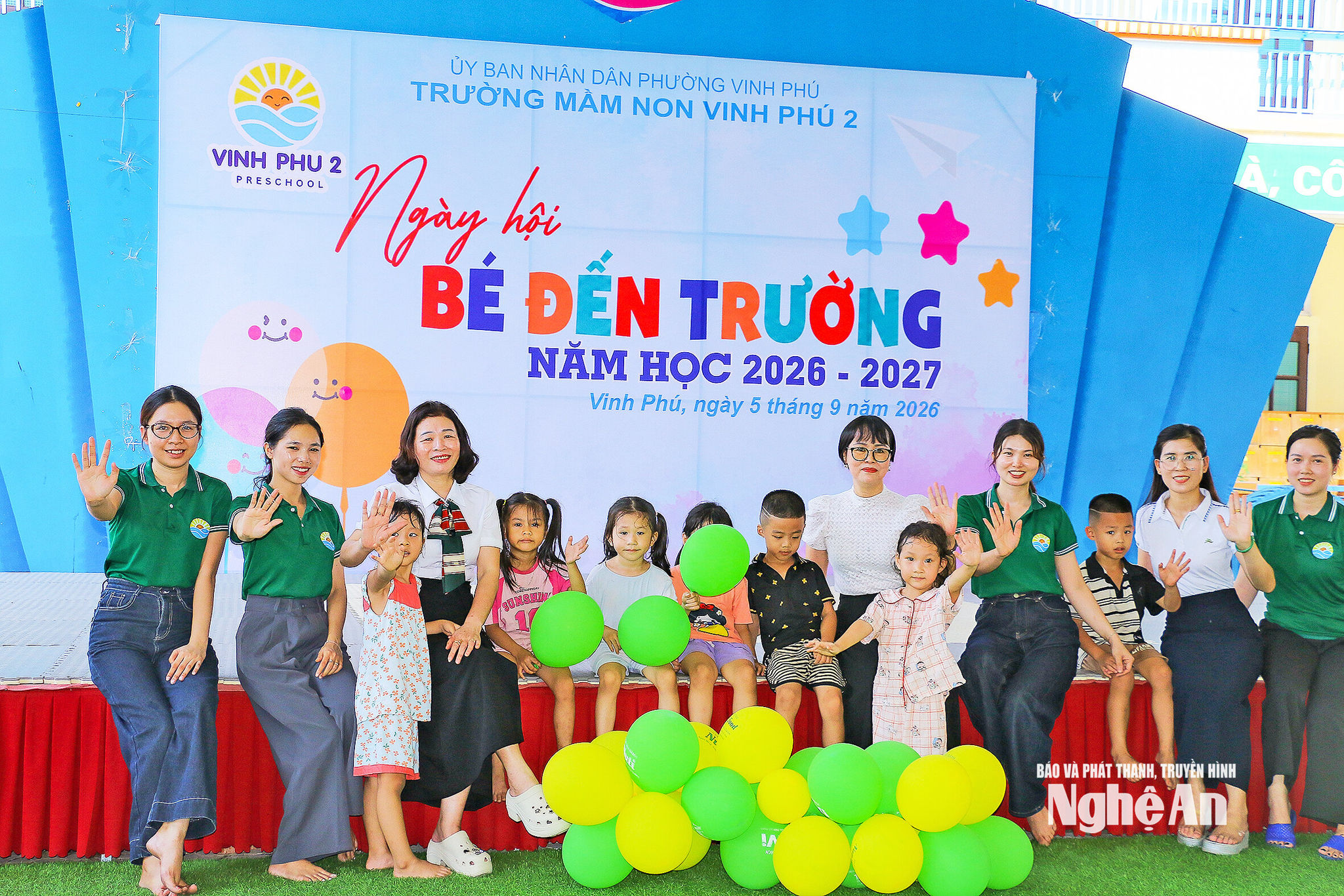 Cô và trò Trường Mầm non Vinh Phú 2 háo hức đón chào năm học mới. Ảnh Mỹ Hà