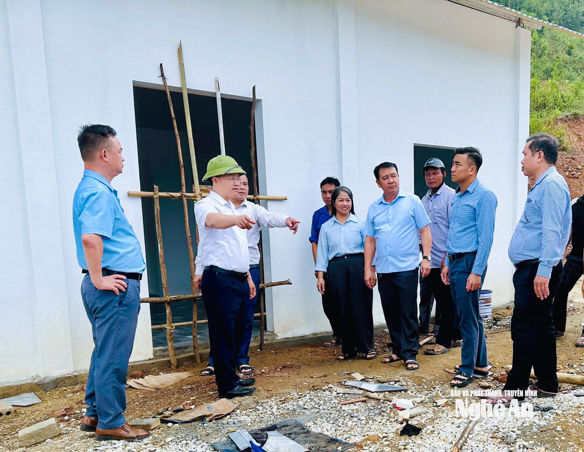 -can-bo-xa-nhon-mai-va-ban-cha-la-kiem-tra-viec-xay-dung-nha-o-khac-phuc-hau-qua-thien-tai-cho-nguoi-dan.- (1)