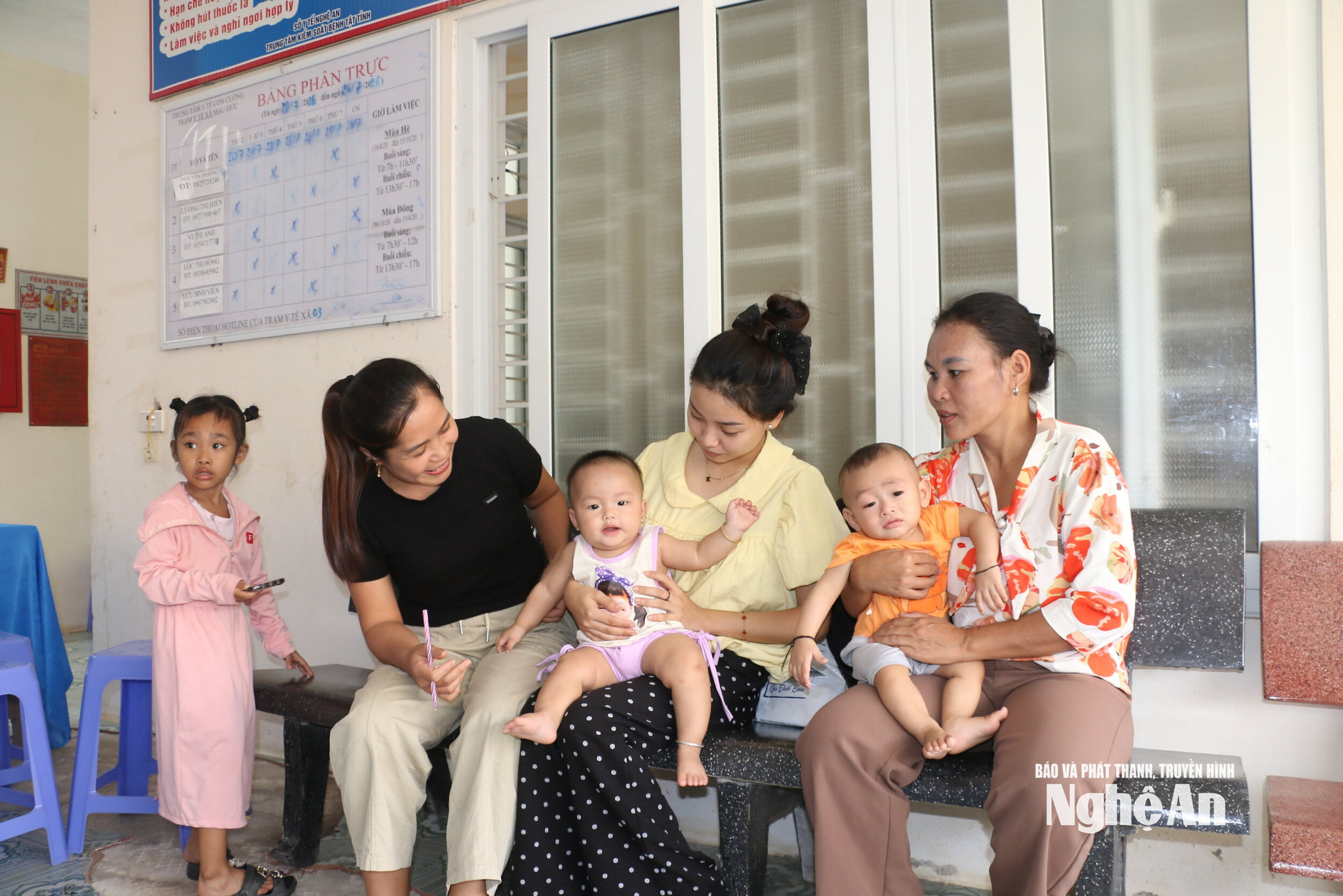 Đội ngũ nhân viên y tế ở xã Mậu Thạch tư vấn về chăm sóc sức khỏe cho nguwofi dân trên địa bàn. Ảnh - Mỹ Hà