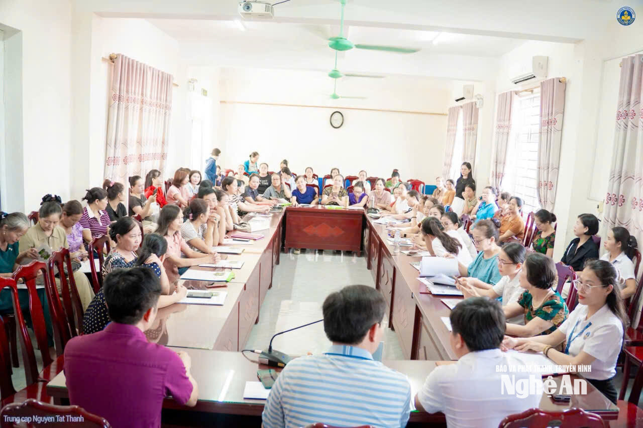 Trung tâm Y tế thành phố Vinh gặp mặt các đội ngũ nhân viên y tế cơ sở tham gia các lớp học nâng cao chuyên môn. Ảnh - PV