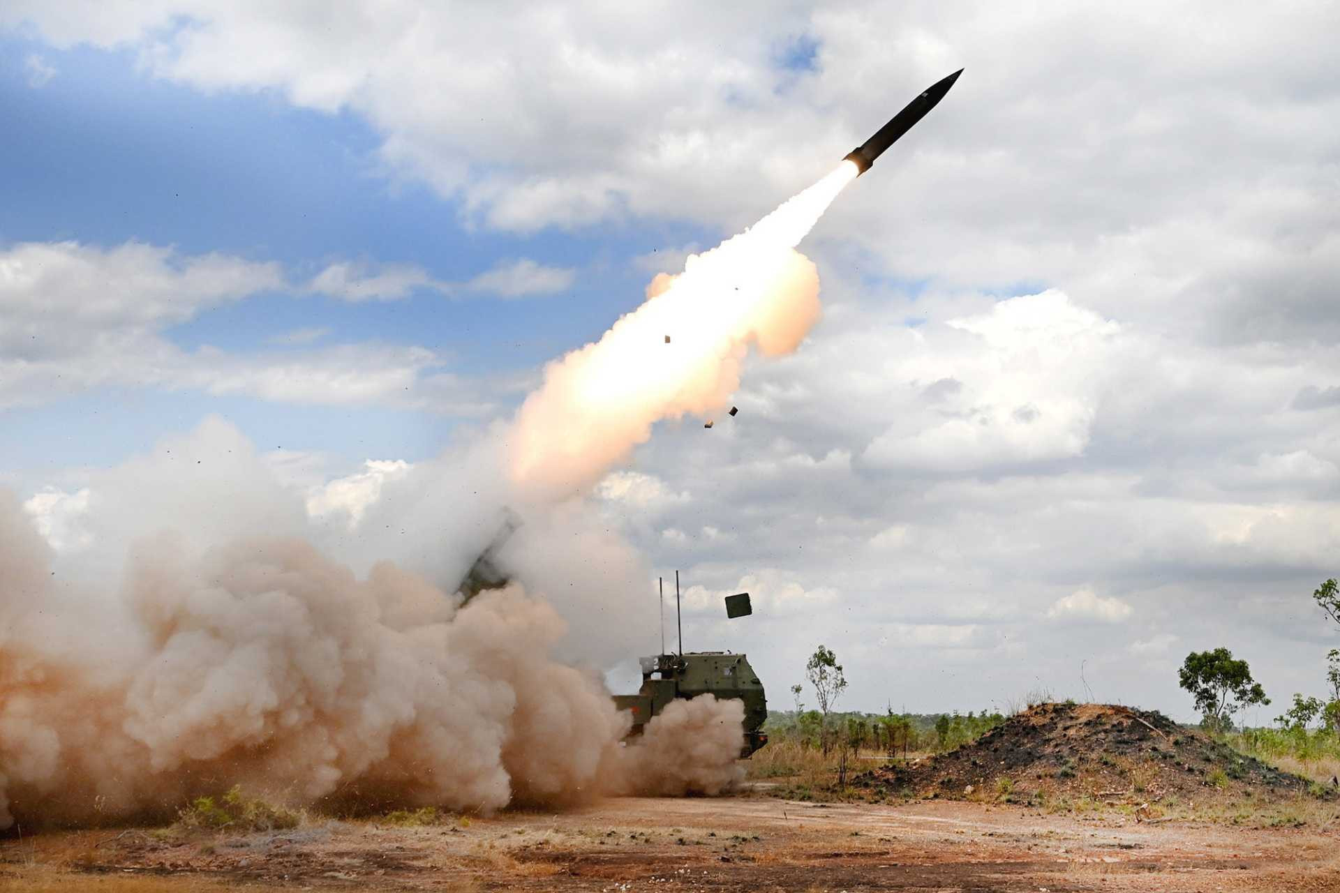 Bệ phóng HIMARS phóng tên lửa PrSM