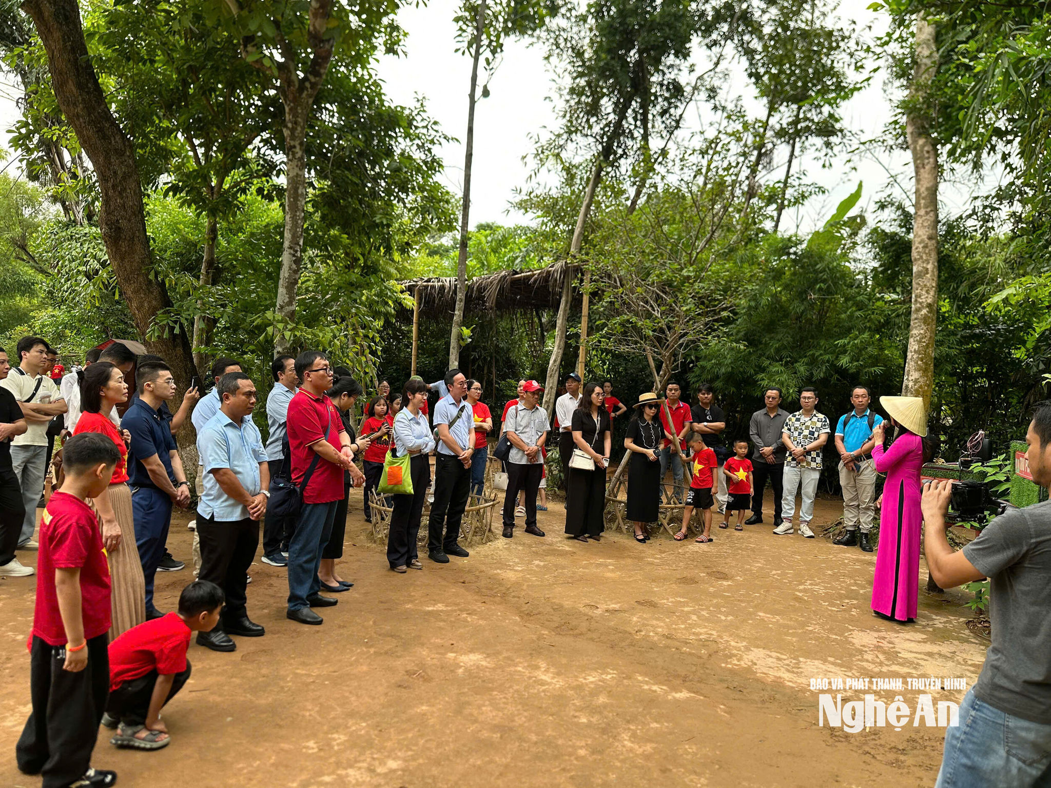 đoàn tham quan ở Kim Liên