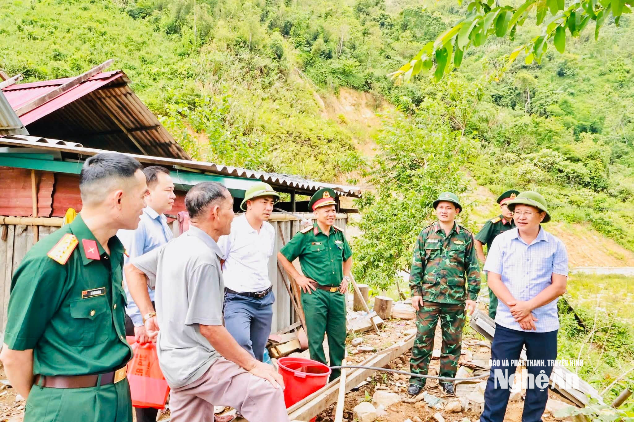 Cán bộ xã Nhôn Mai cùng các lượng chức năng và người dân khảo sát để xây dựng mô hình dân vận khéo. Ảnh CSCC