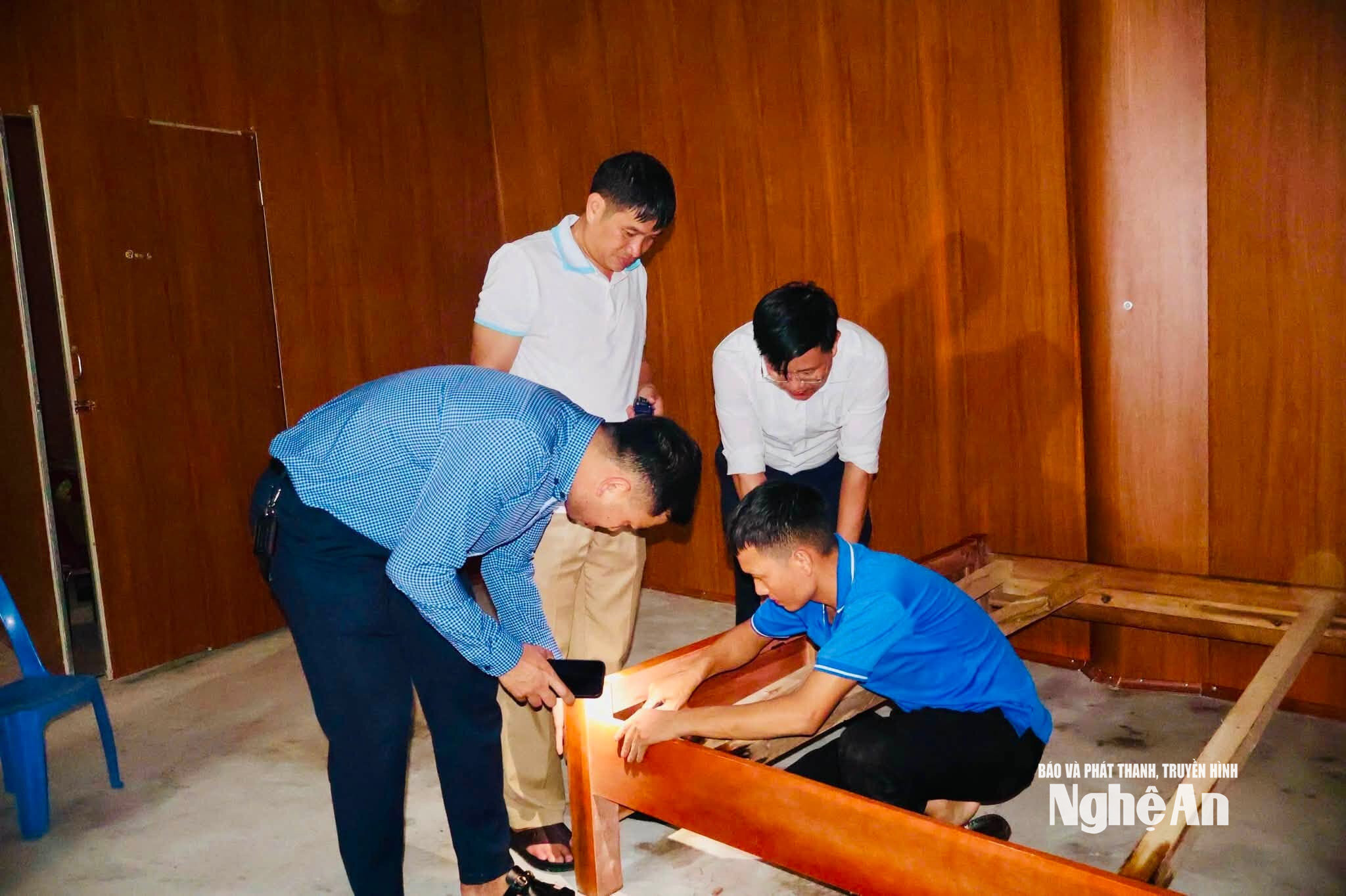 Cán bộ xã Nhôn Mai lắp giường tặng cho em Xồng Thu Tranh. Ảnh GH2