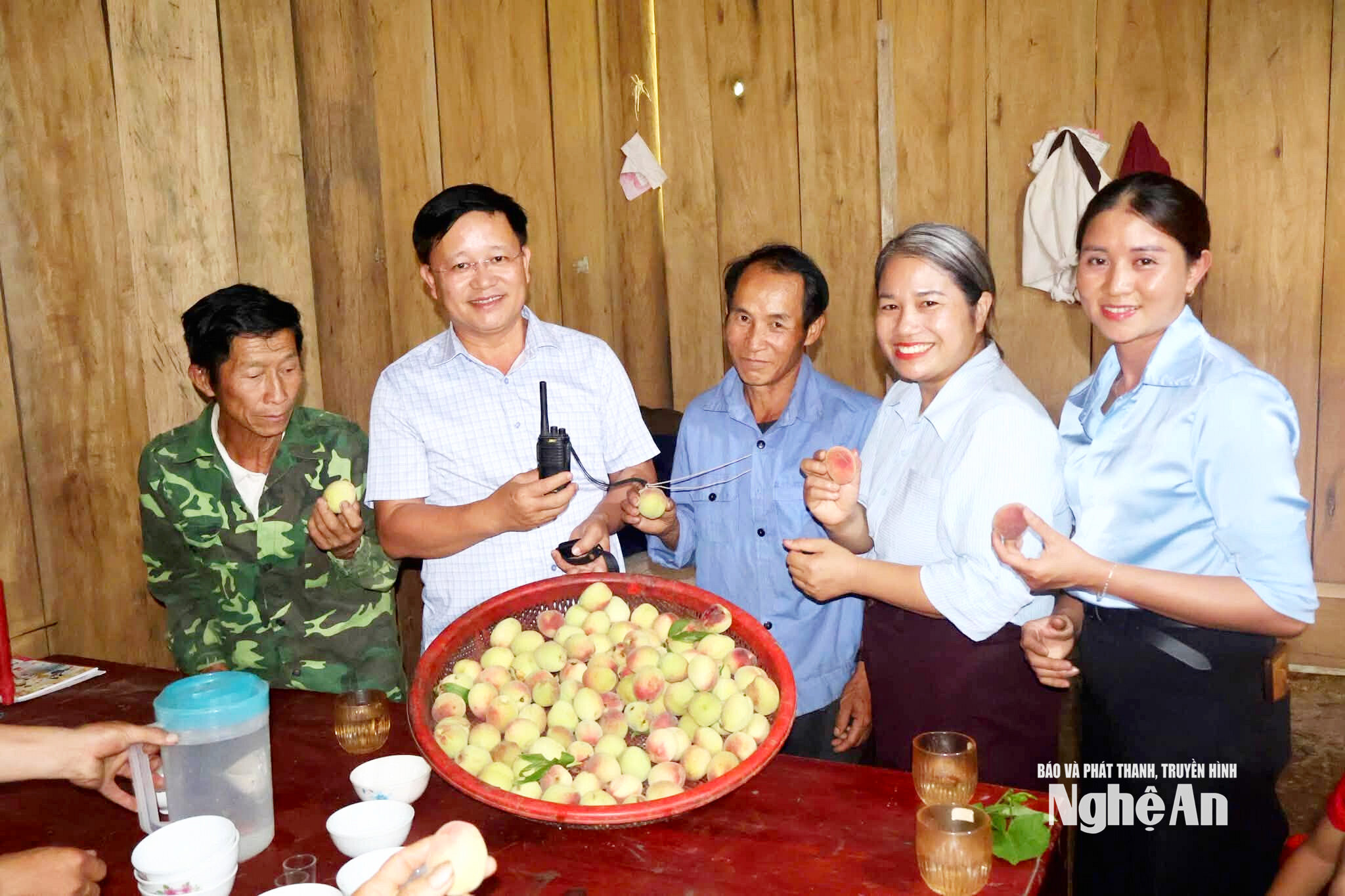 Cán bộ xã Nhôn Mai thăm bản Mông Huồi Cọ. Ảnh CSCC
