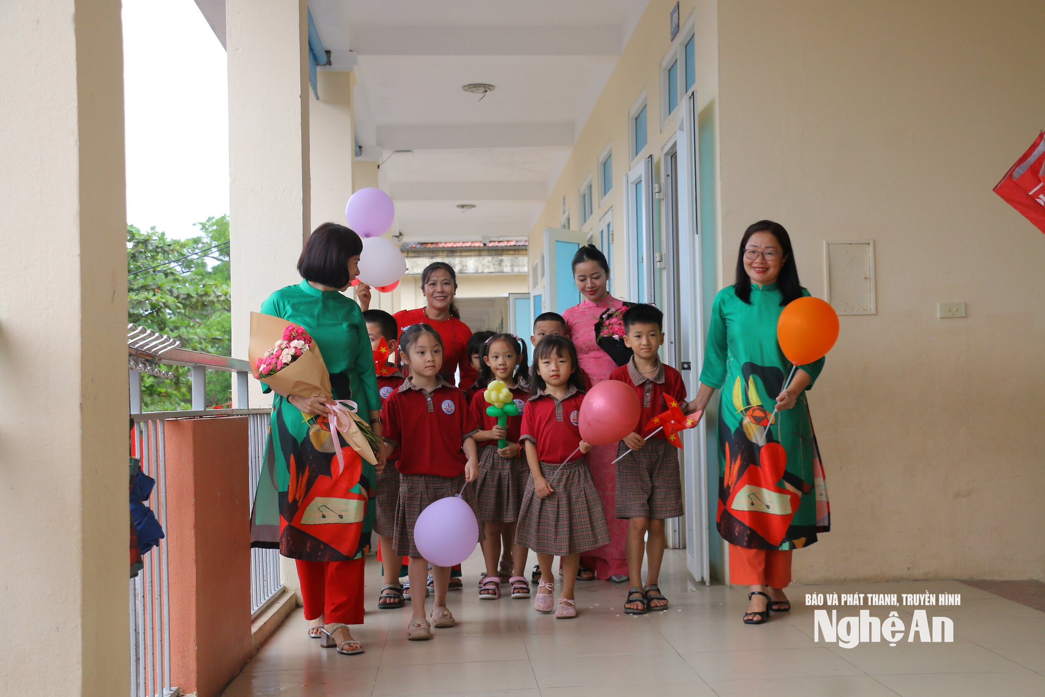 Cô và trò Trường Tiểu học Vinh Lộc 1 đón chào năm học mới. Ảnh Mỹ Hà