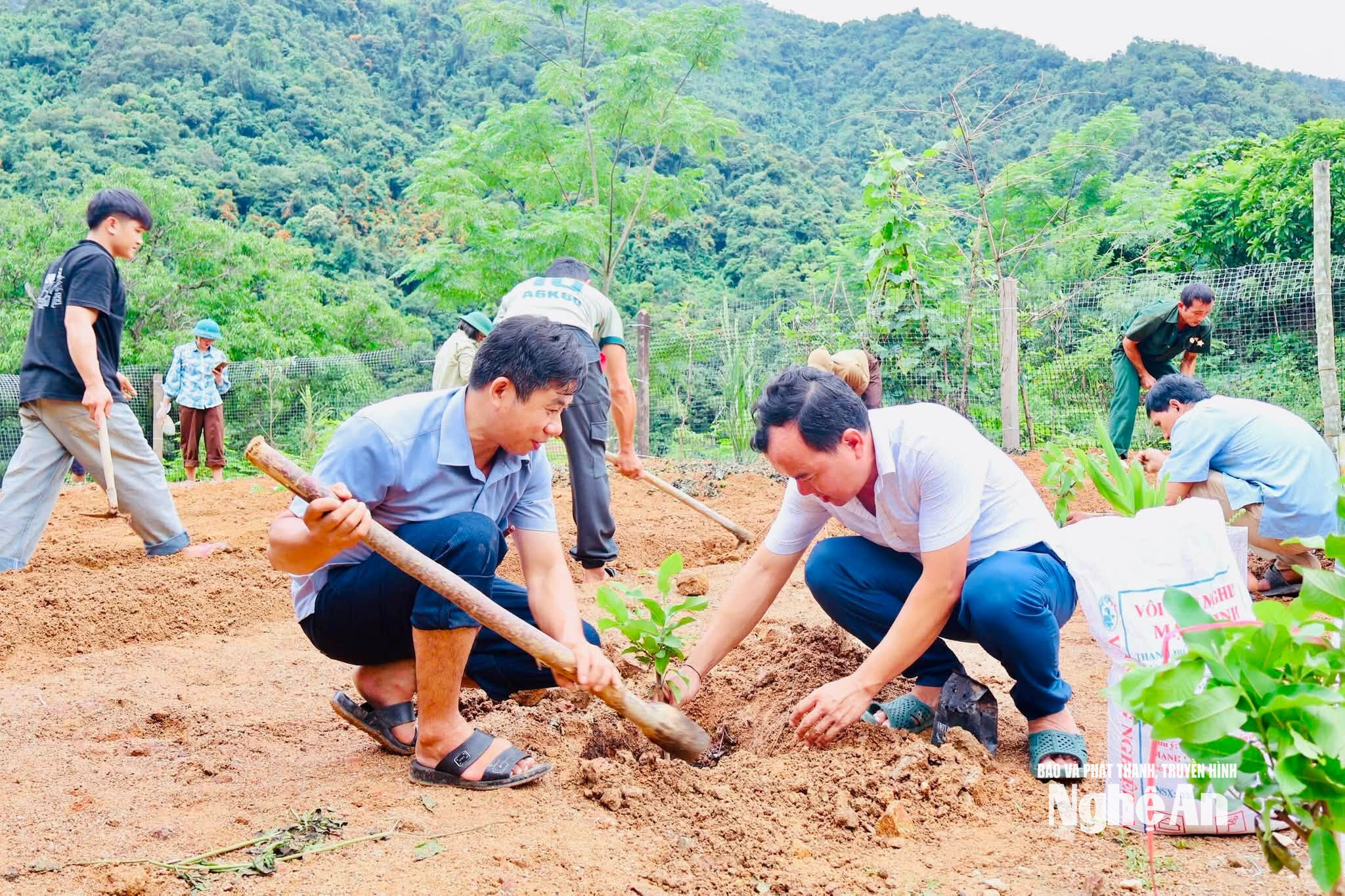 dan-van-kheo-ho-tro-gia-dinh-ong-luong-van-loi-ban-na-lot-2-.jpg
