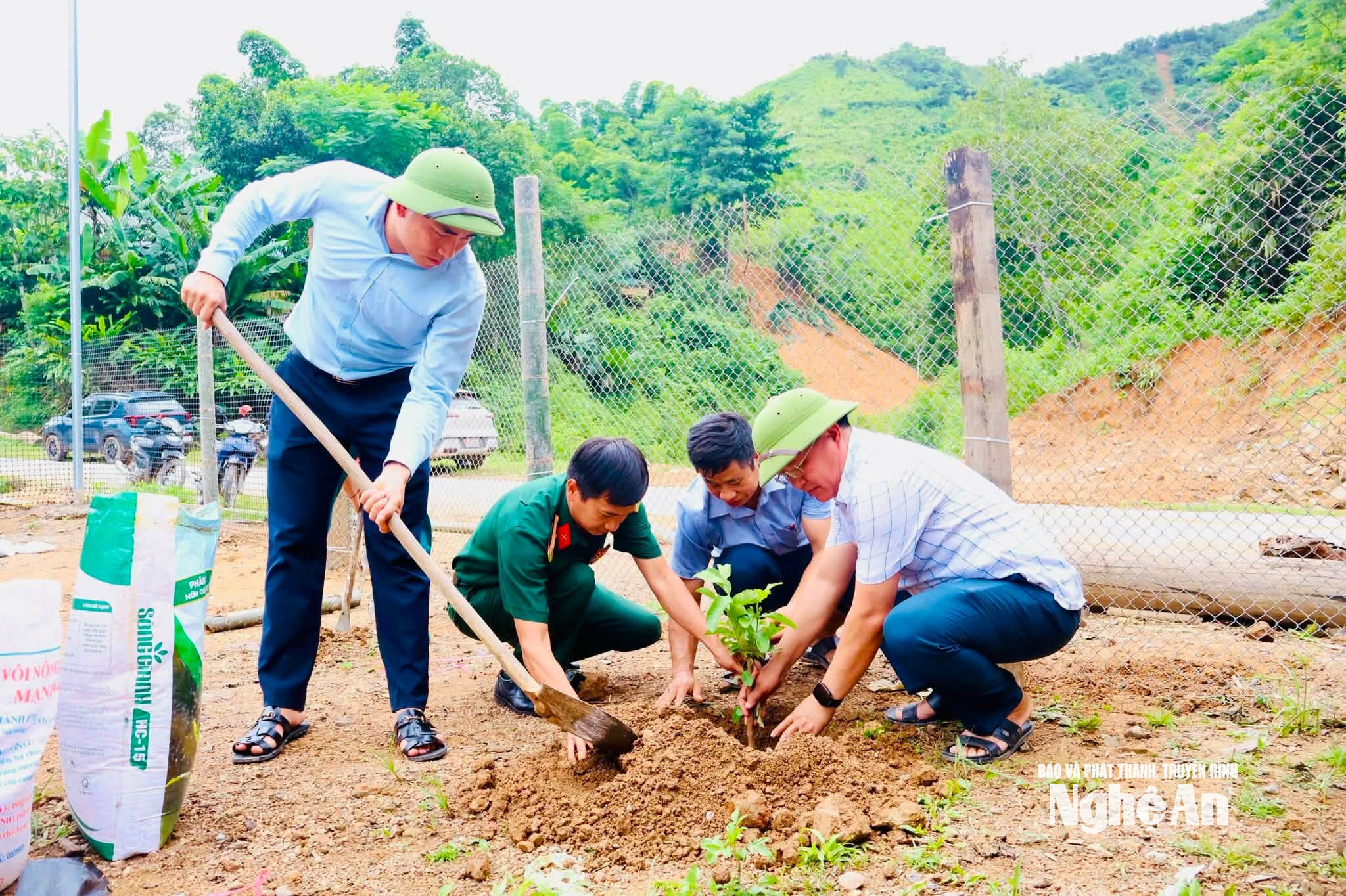 dan-van-kheo-ho-tro-gia-dinh-ong-luong-van-loi-ban-na-lot.jpg