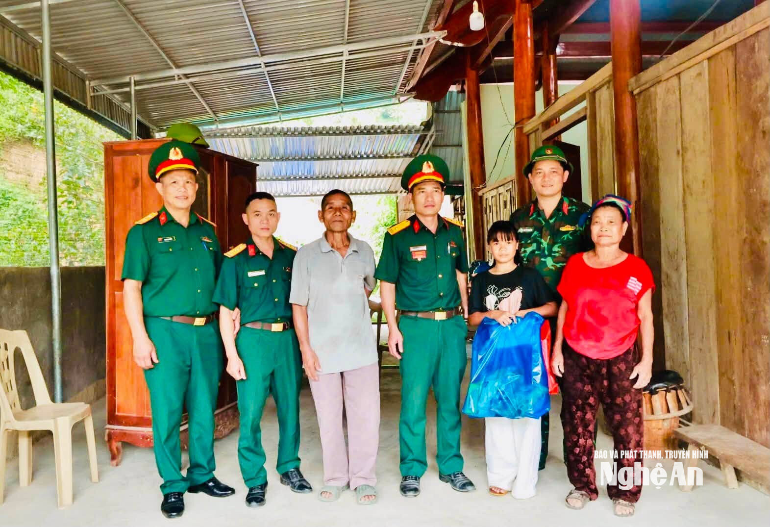 Em Lương Thị Minh Chi được Ban chỉ huy Quân sự xã Nhôn Mai nhận đỡ đầu. Ảnh BL