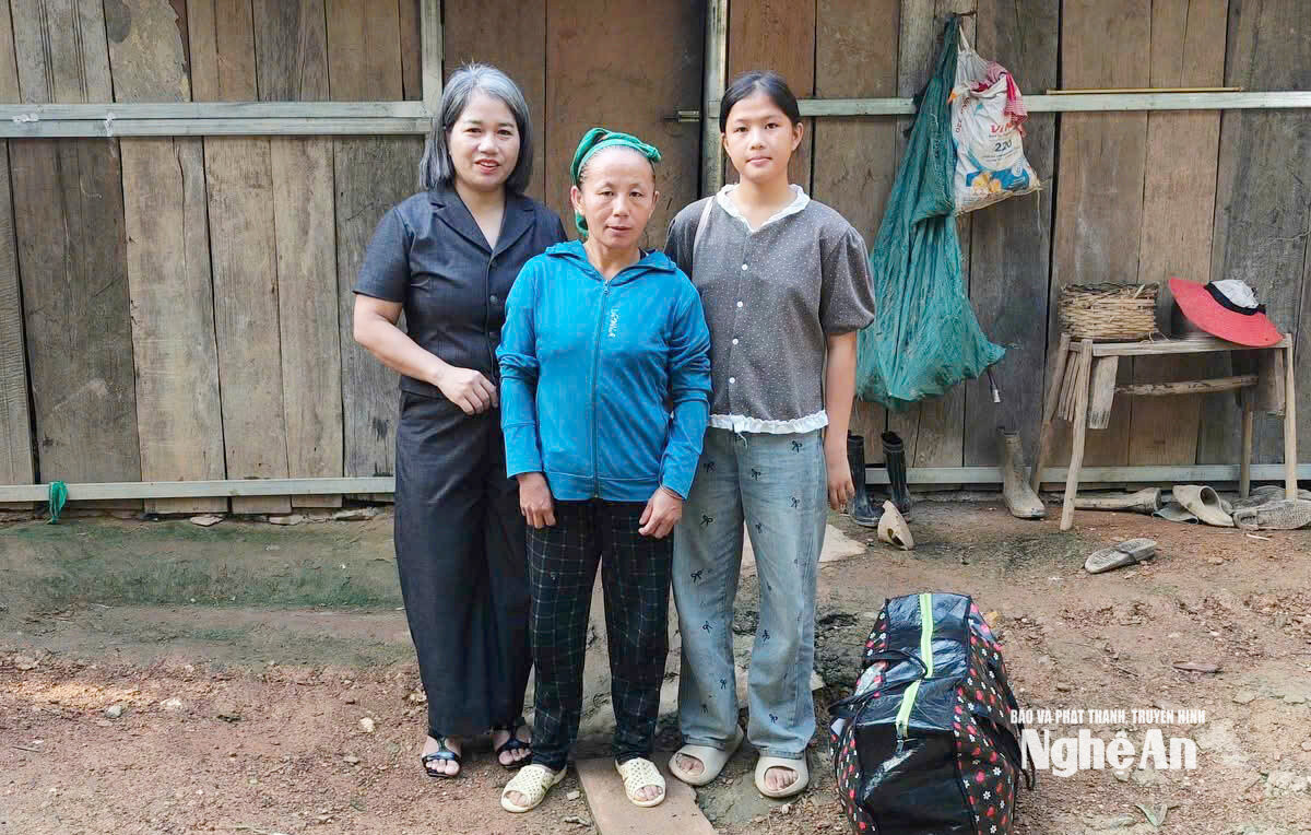 Em Xồng Thu Tranh ( ngoài cùng bên phải) cùng mẹ và chị Bùi Thị Lan- cán bộ xã Nhôn Mai. Ảnh GH