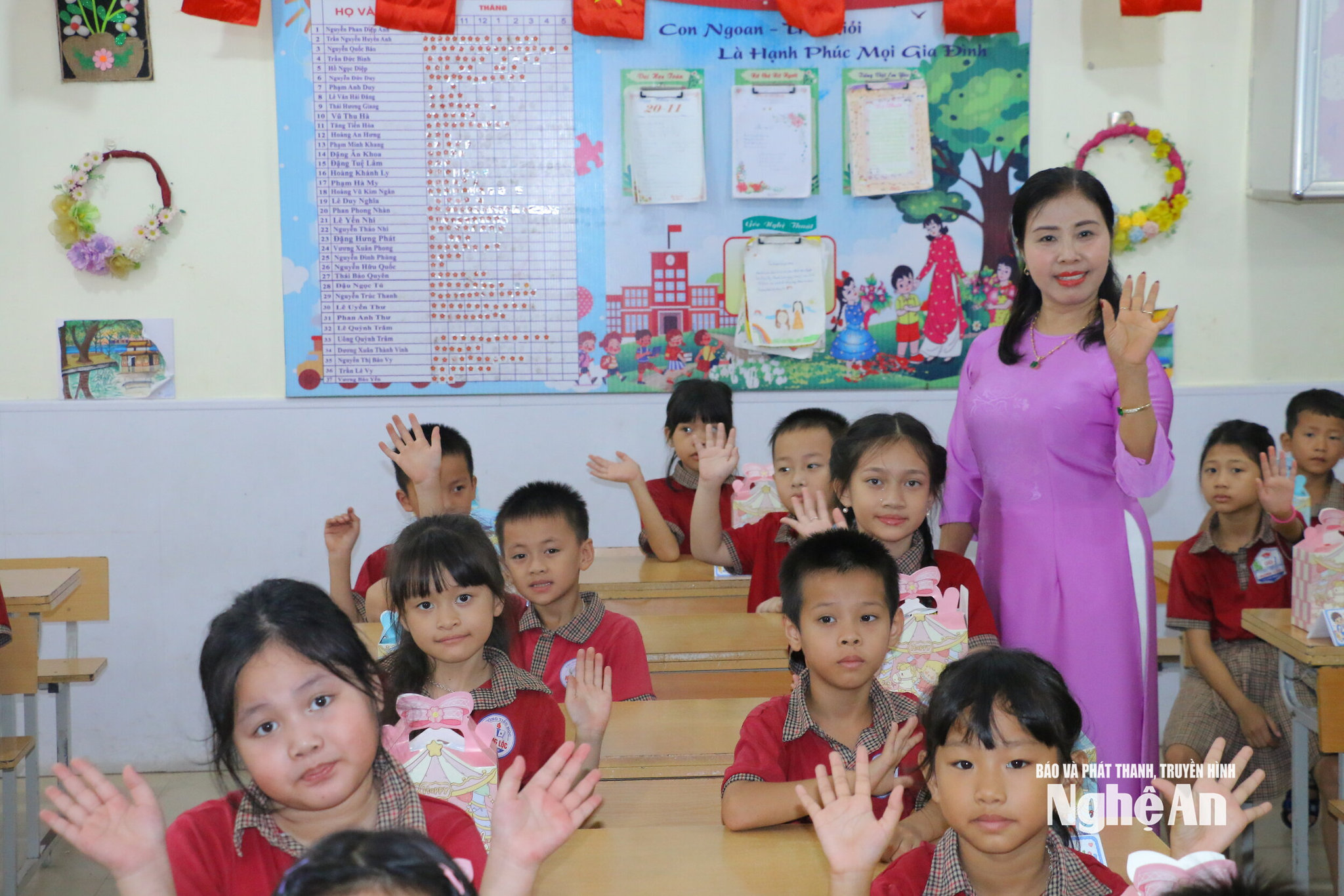 Học sinh Trường Tiểu học Vinh Lộc 1 chào đón năm học mới. Ảnh Mỹ Hà