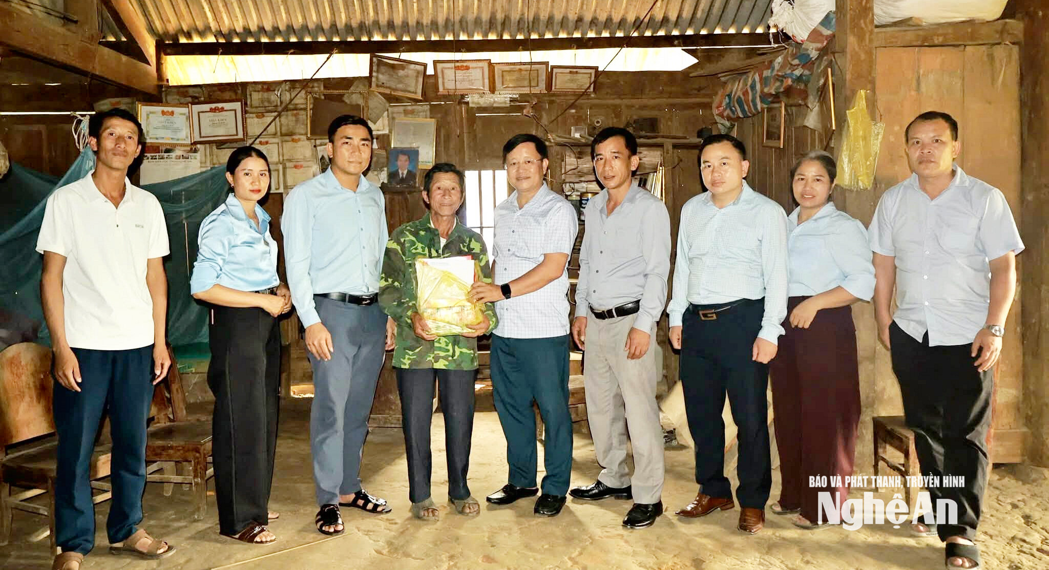 Lãnh đạo Đảng uỷ xã Nhôn Mai tặng quà cho người uy tín ở bản Huồi Cọ. Ảnh CSCC