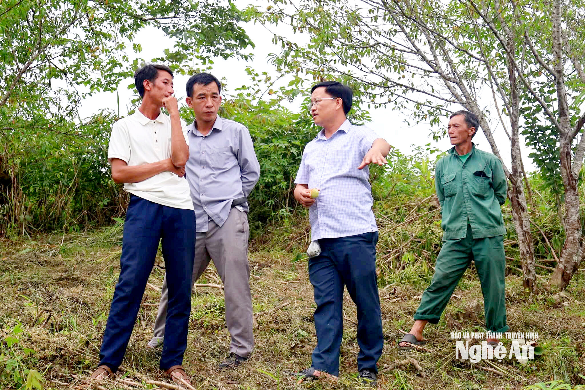 Lãnh đạo Đảng uỷ xã Nhôn Mai trao đổi với cán bộ bản Huồi Cọ về xây dựng mô hình dân vận khéo. Ảnh CSCC