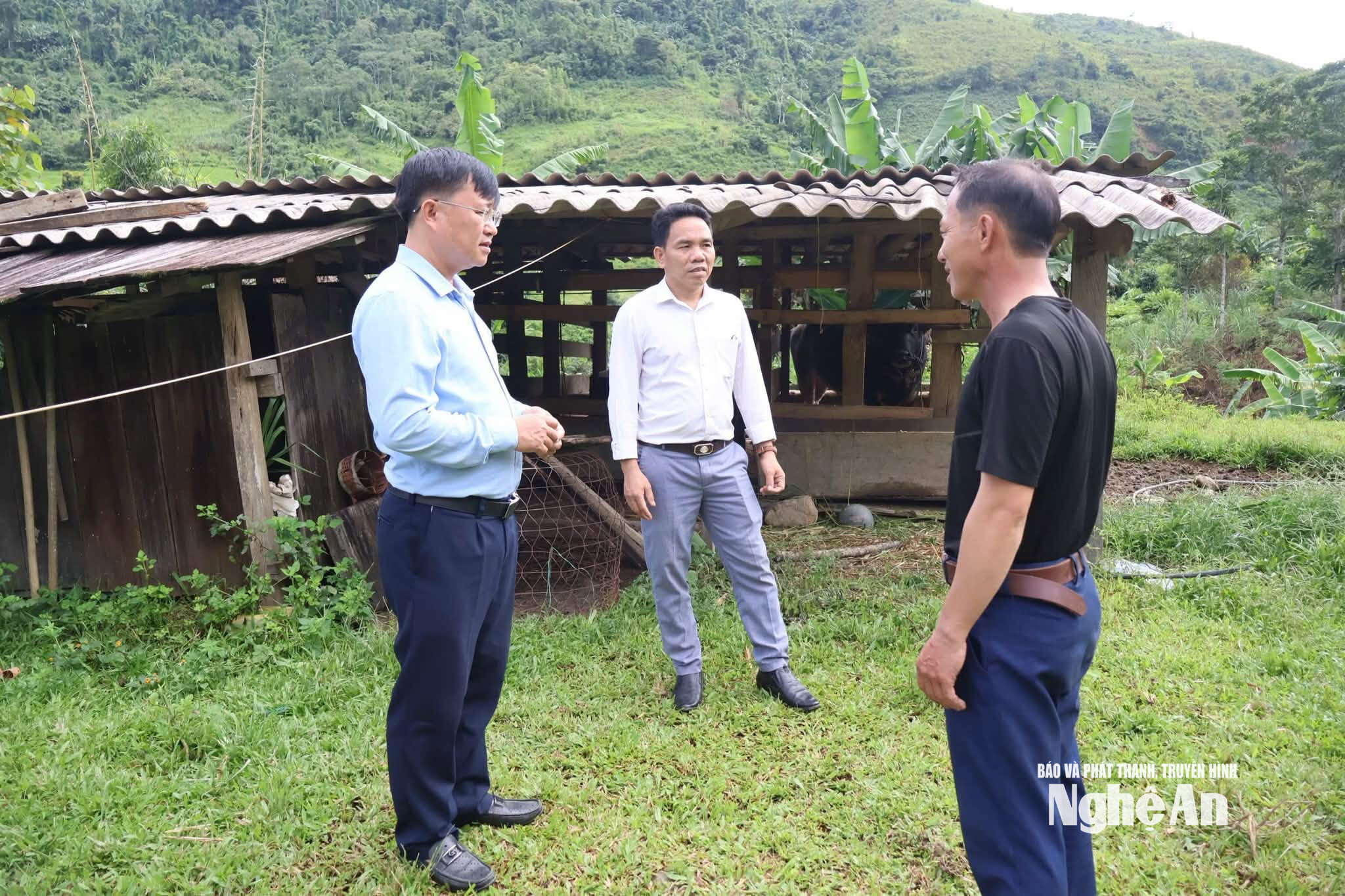 Lãnh đạo Đảng uỷ xã Nhôn Mai trao đổi với người dân về mô hình phát triển kinh tế. Ảnh GH