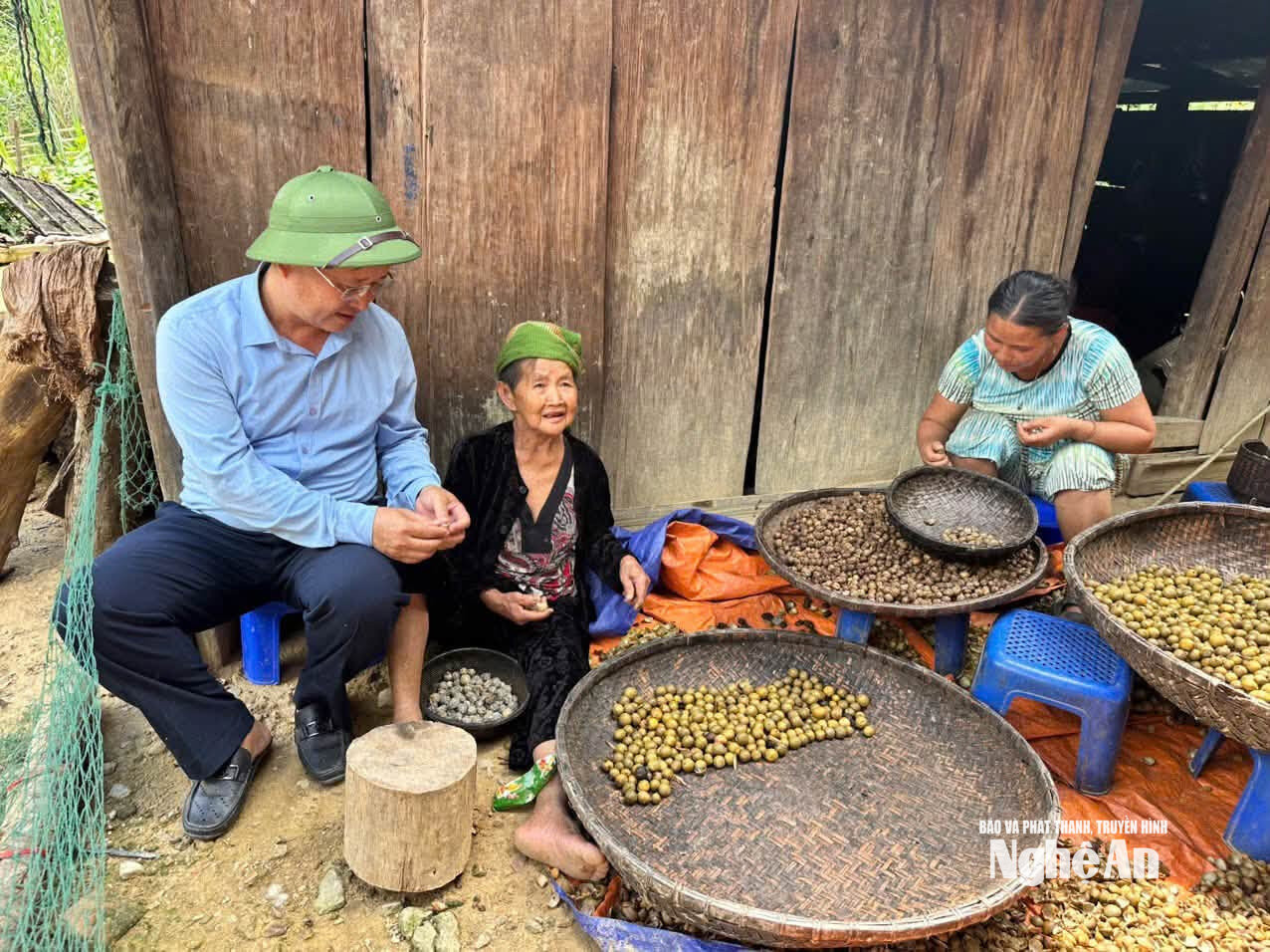 Lãnh đạo xã Nhôn Mai trò chuyện với người dân về các mô hình phát triển kinh tế. Ảnh GH