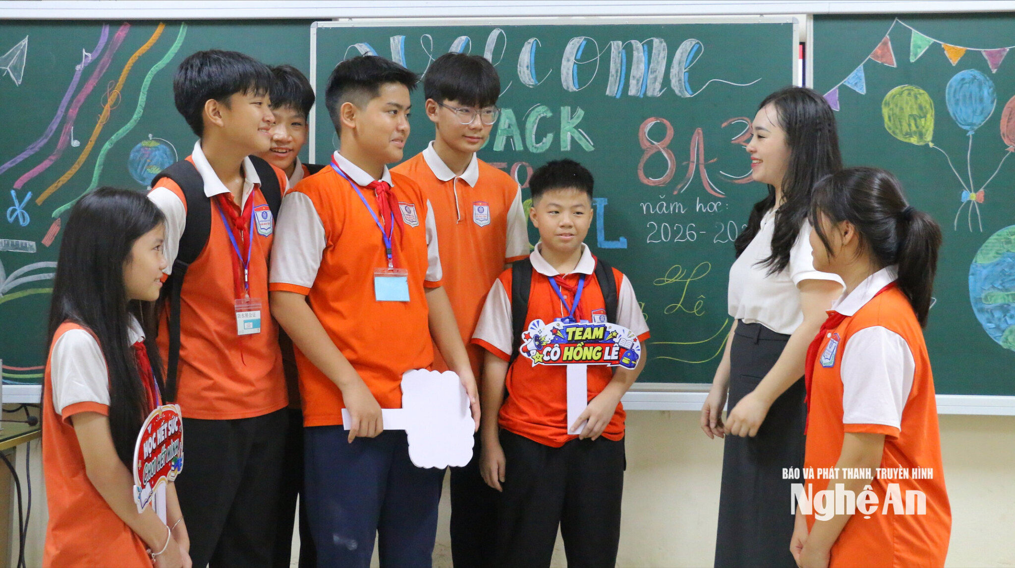 ngay-dau-tuu-truong-cua-co-va-tro-truong-thcs-vinh-phu-1.-anh-my-ha(1).jpg