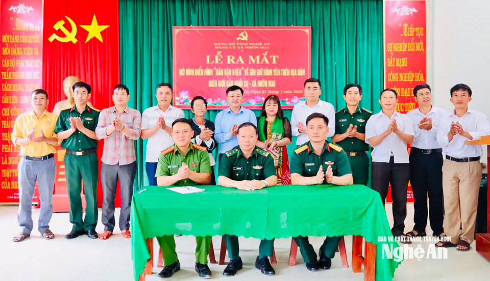 Ra mắt mô hình điển hình 'dân vận khéo' về giữ gìn bình yên trên địa bàn biên giới tại bản Huồi Cọ. Ảnh BL