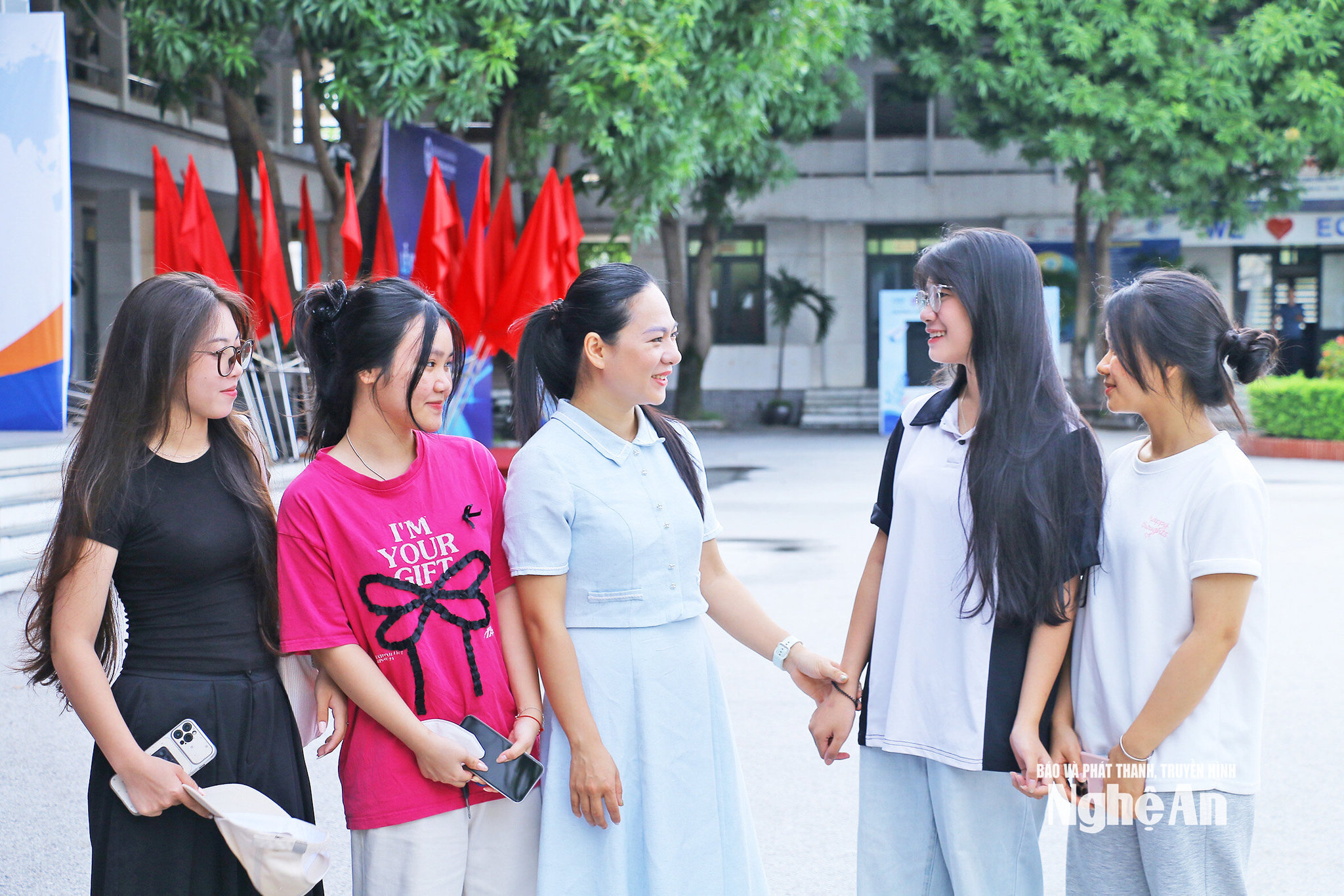 Tiến sĩ Trần Hằng Ly và các sinh viên của Trường Đại học Vinh. Ảnh Mỹ Hà