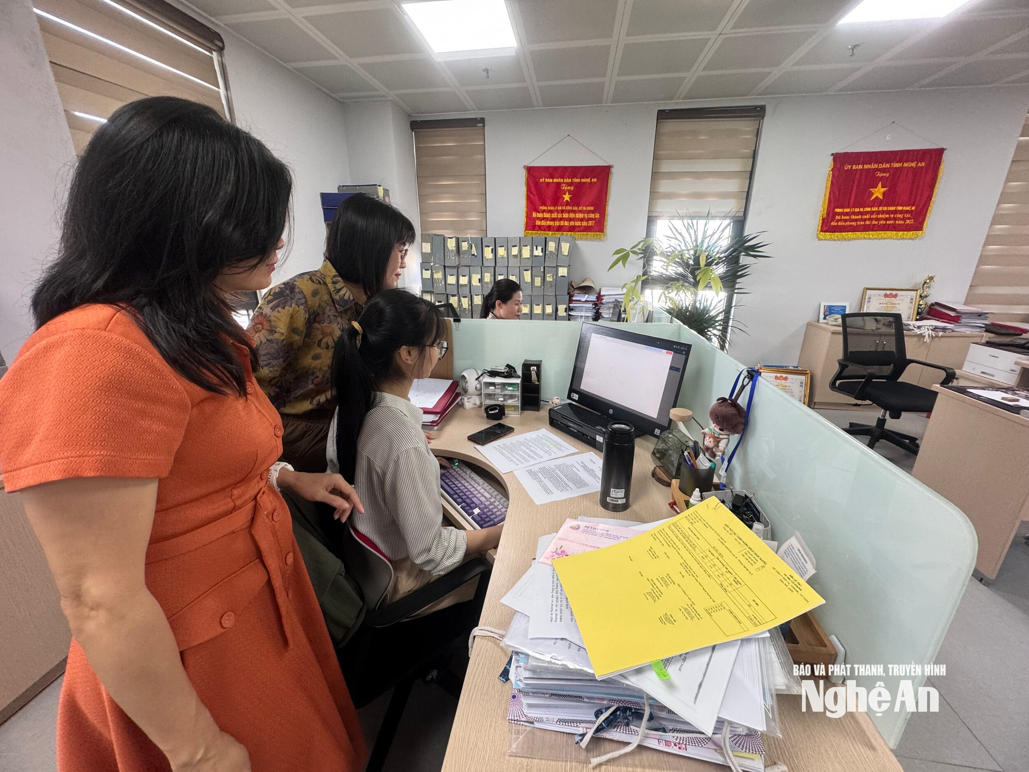  cán bộ công chưc phòng Quản lý giá và công sản kiểm kê theo dõi tài sản