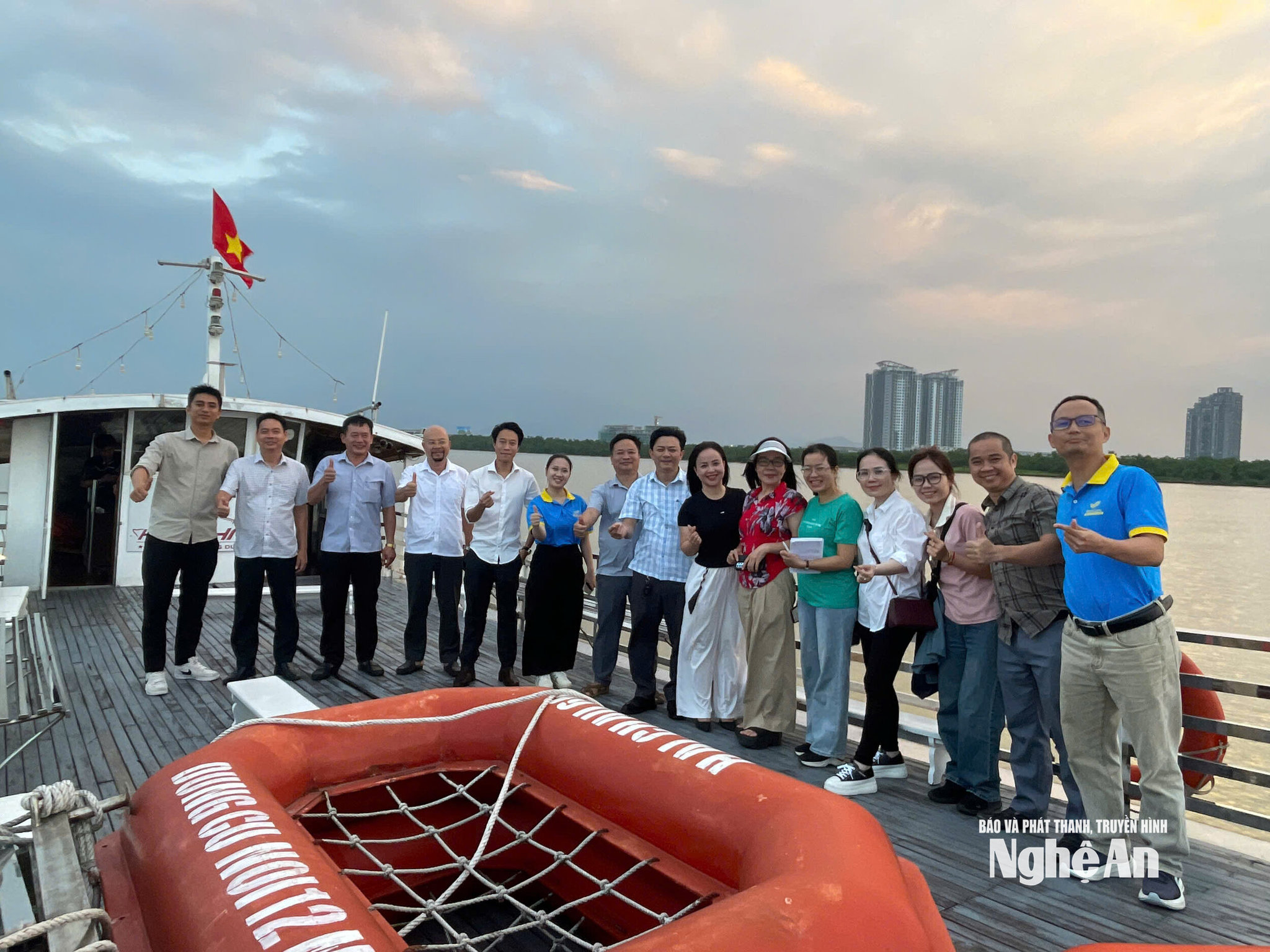  Đoàn khảo sát tham quan du thuyền trên sông Lam nơi sẽ diễn ra các tour ví giặm trên dòng Lam Giang
